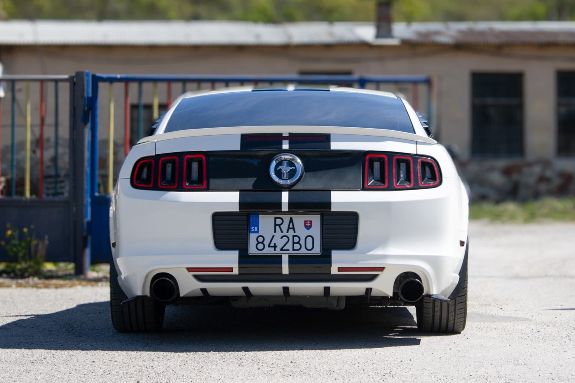 2012 Ford Mustang, bílá kupé, 198 960 km