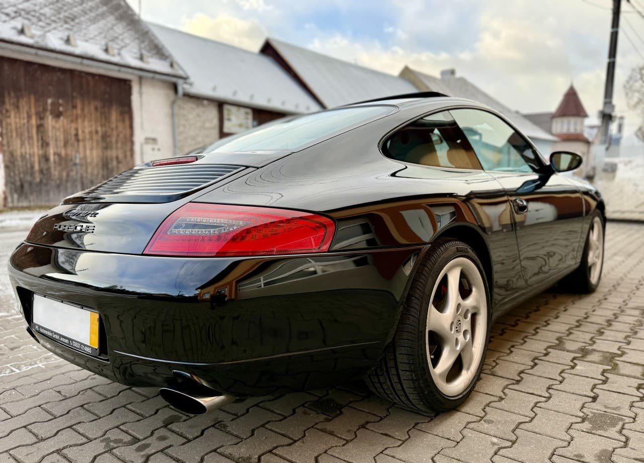 2001 Porsche 996 Carrera / 4, černá kupé, 141 977 km