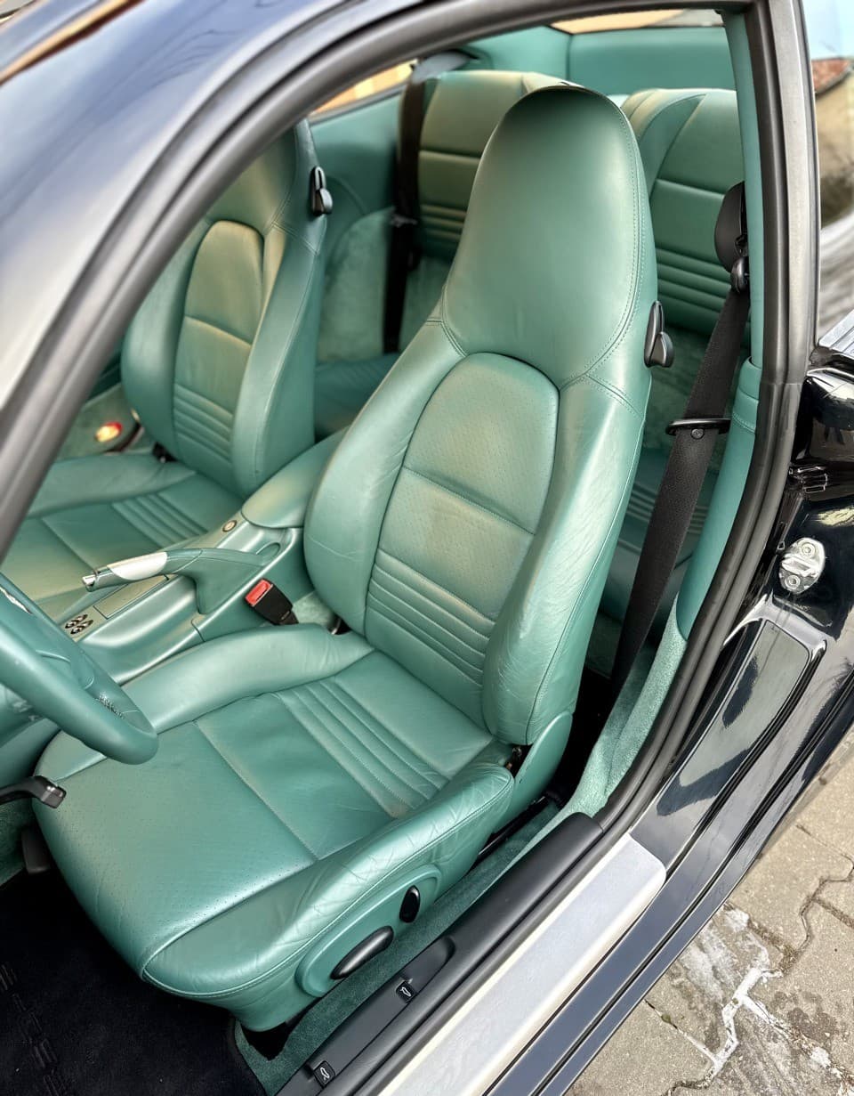 2001 Porsche 996 Carrera / 4, černá kupé, 141 977 km