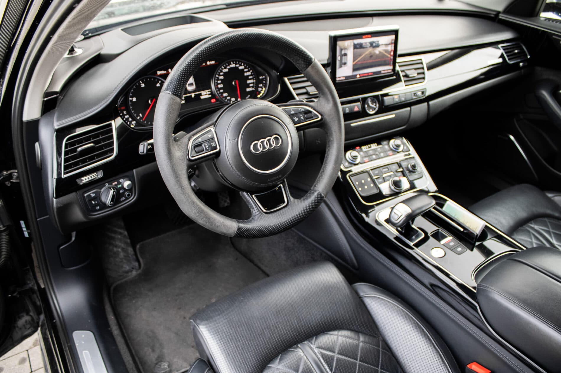 2016 AUDI A8, černá sedan, 186 825 km