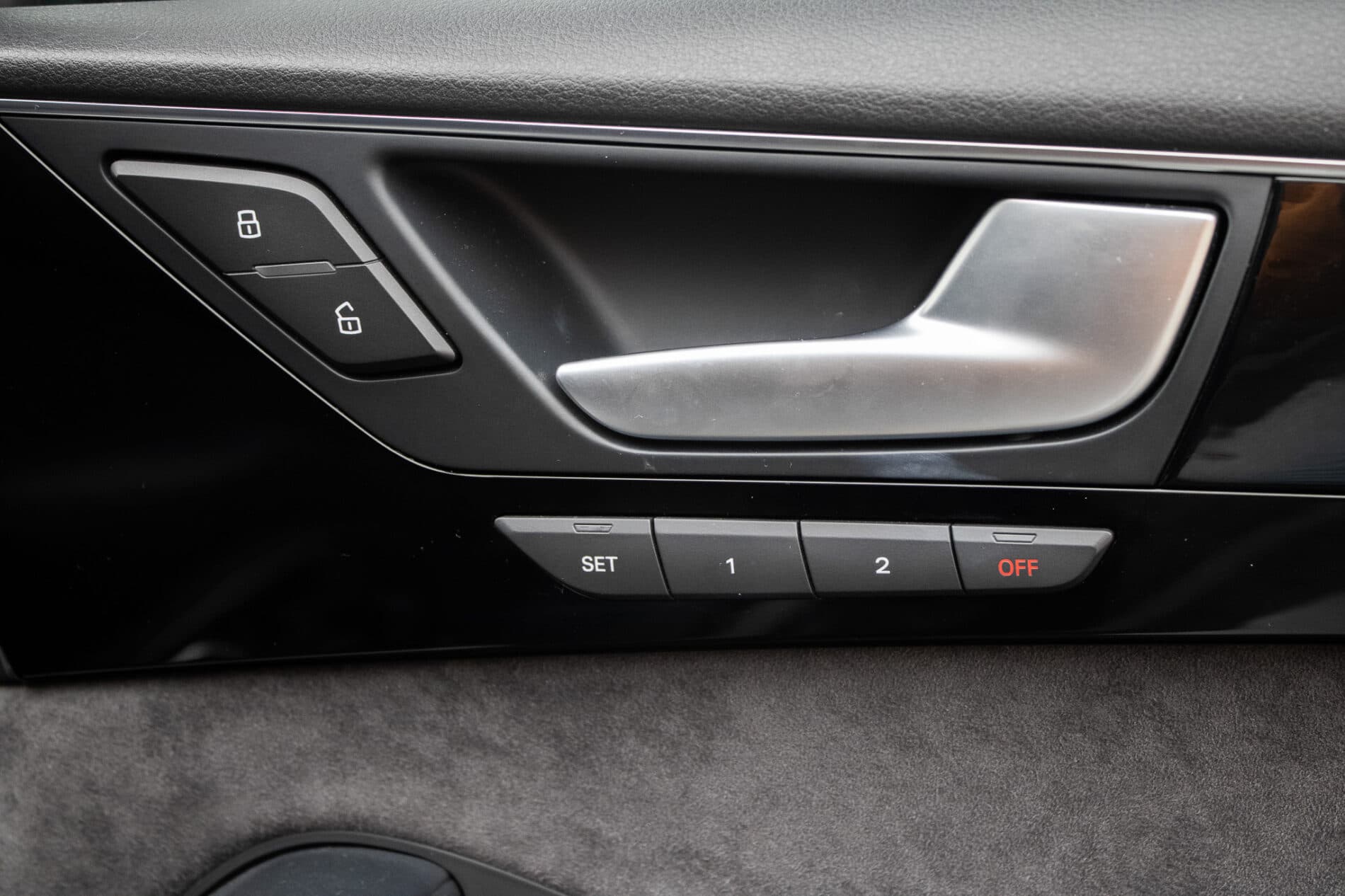 2016 AUDI A8, černá sedan, 186 825 km