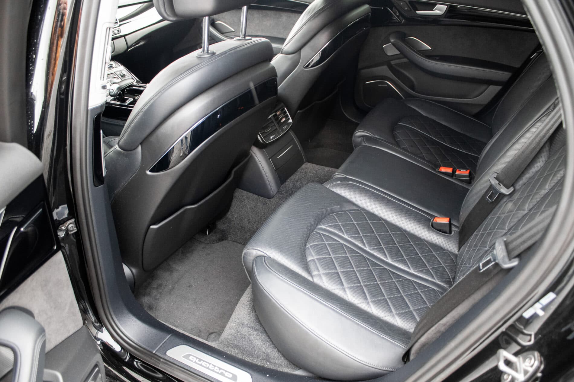 2016 AUDI A8, černá sedan, 186 825 km