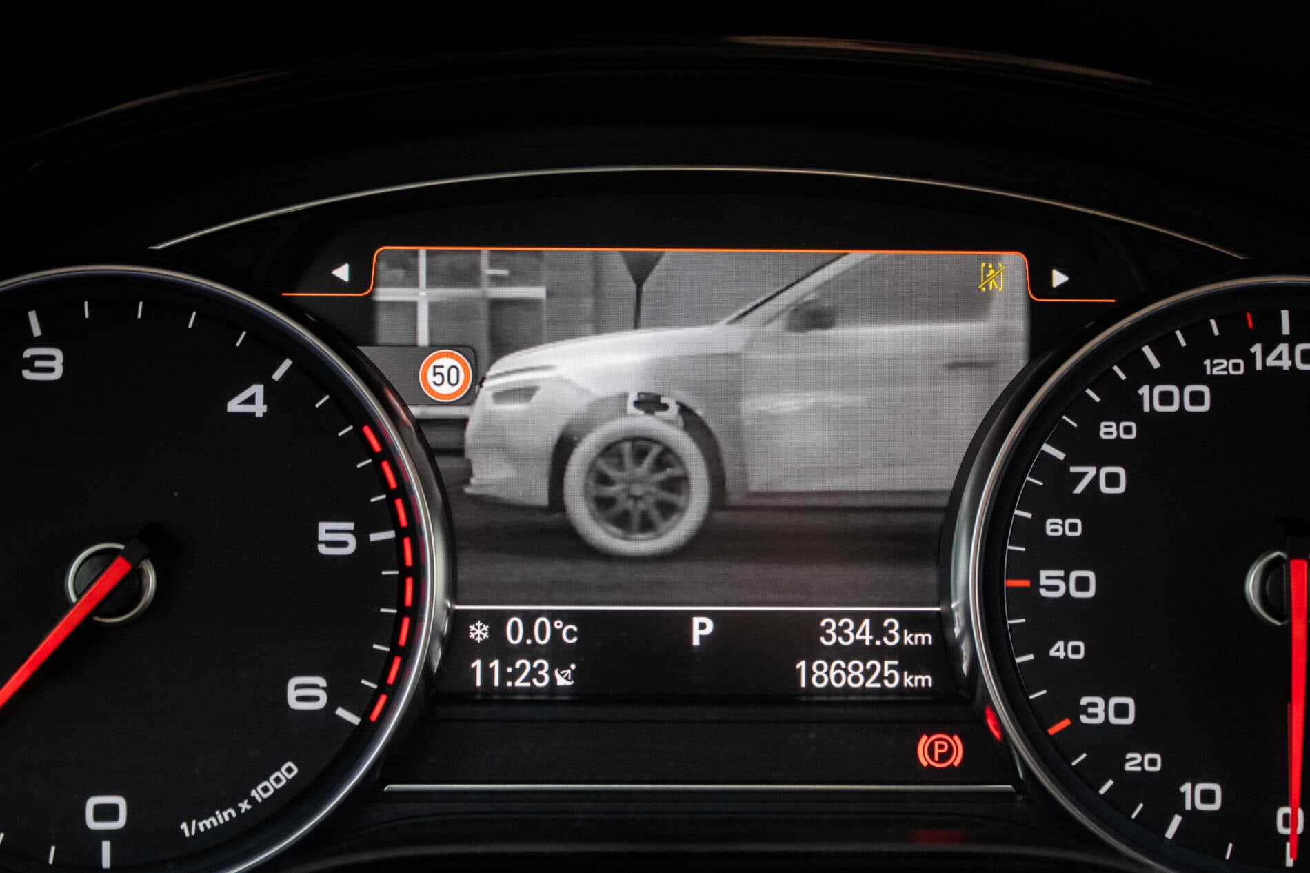 2016 AUDI A8, černá sedan, 186 825 km