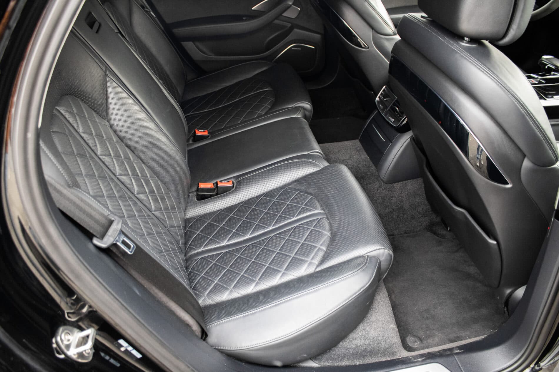 2016 AUDI A8, černá sedan, 186 825 km