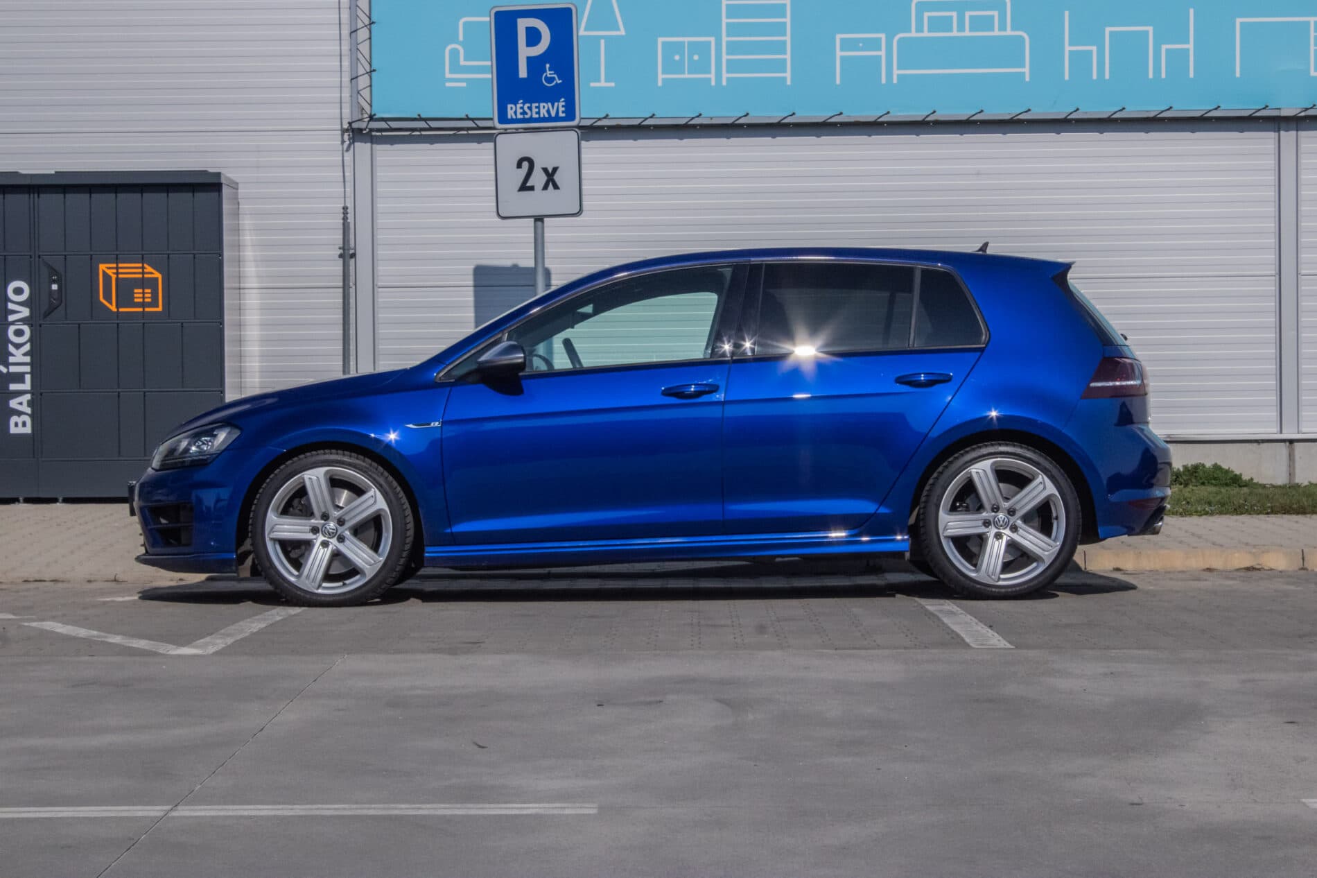 2015 Volkswagen Golf R, modrá hatchback, 136 476 km