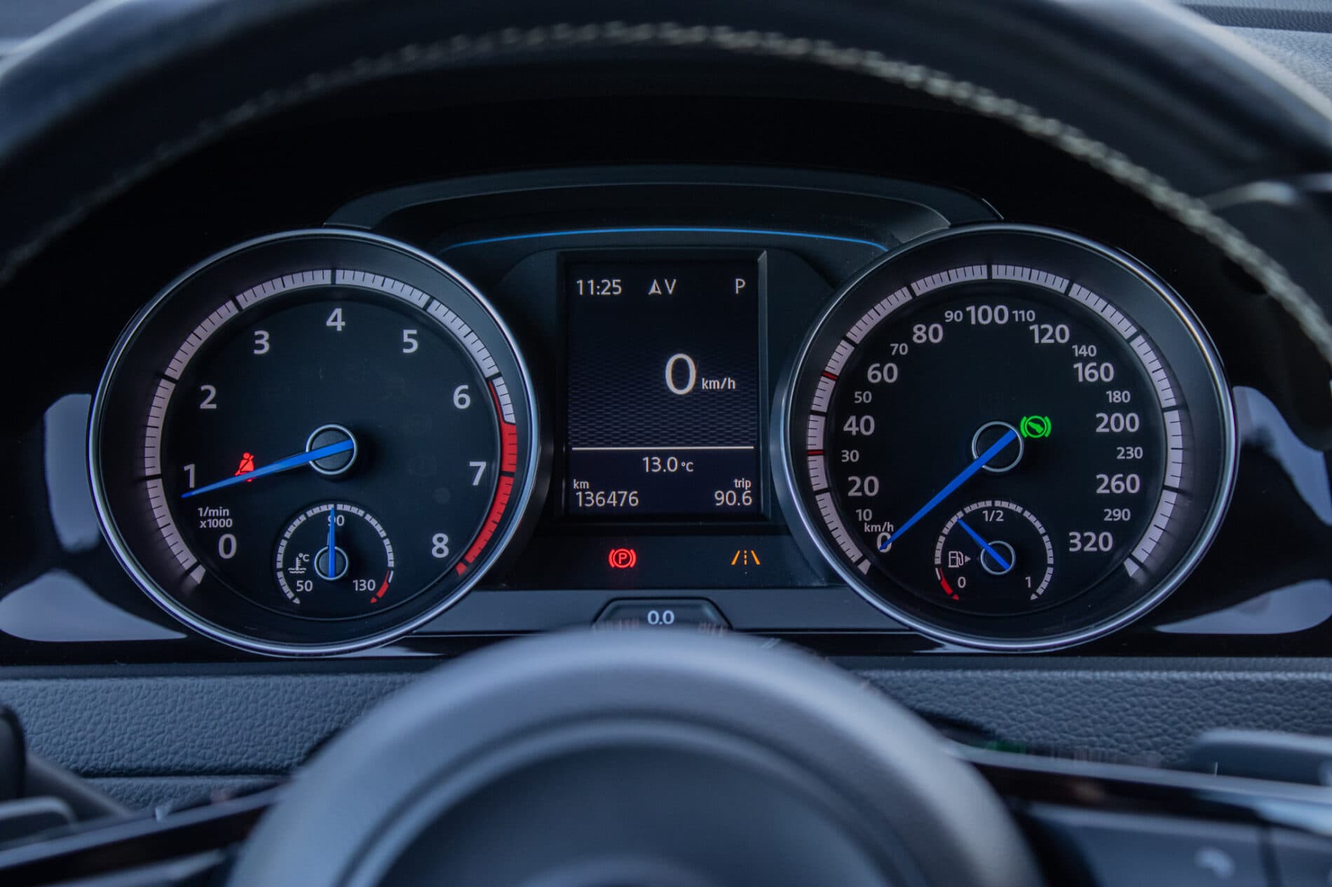 2015 Volkswagen Golf R, modrá hatchback, 136 476 km