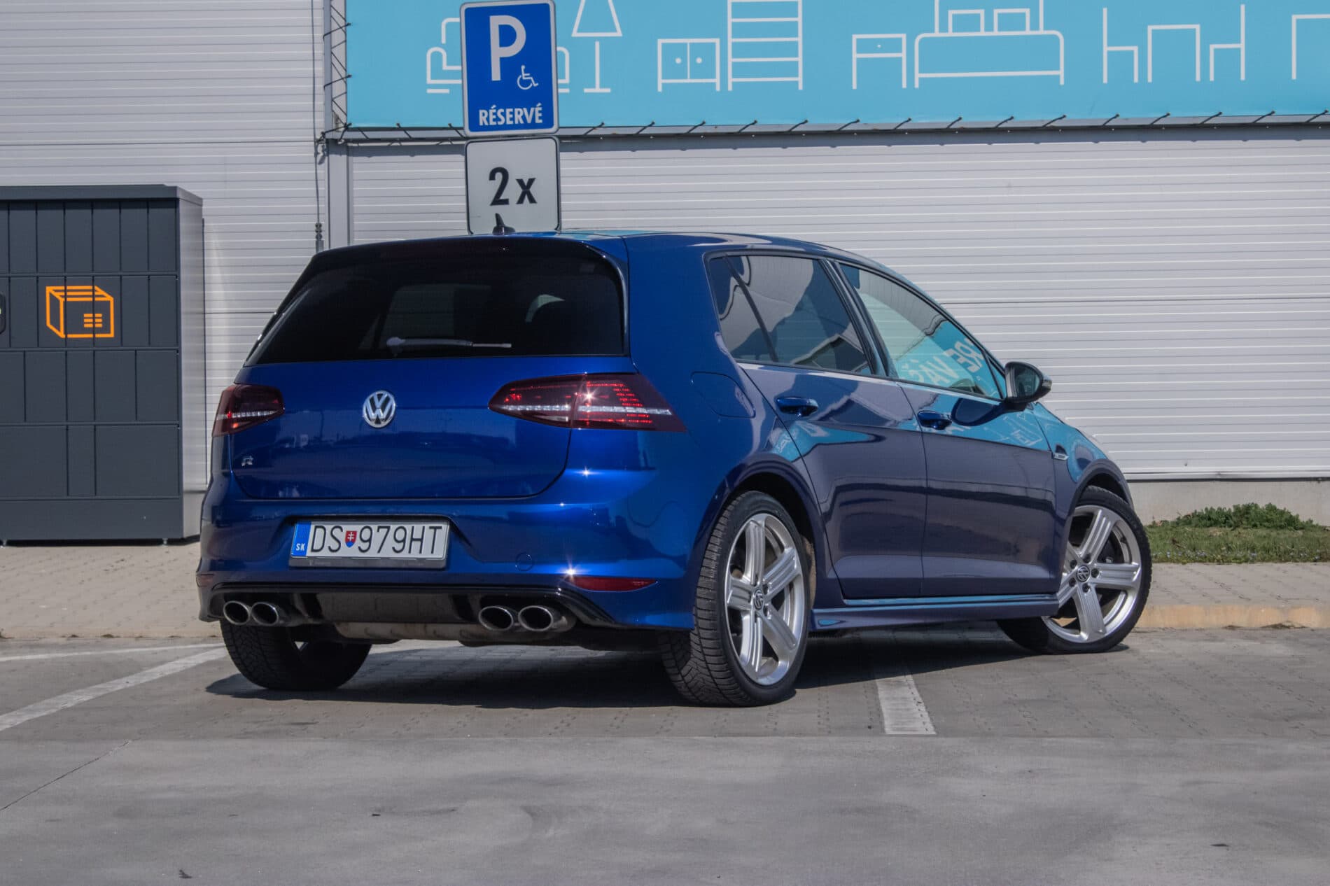 2015 Volkswagen Golf R, modrá hatchback, 136 476 km
