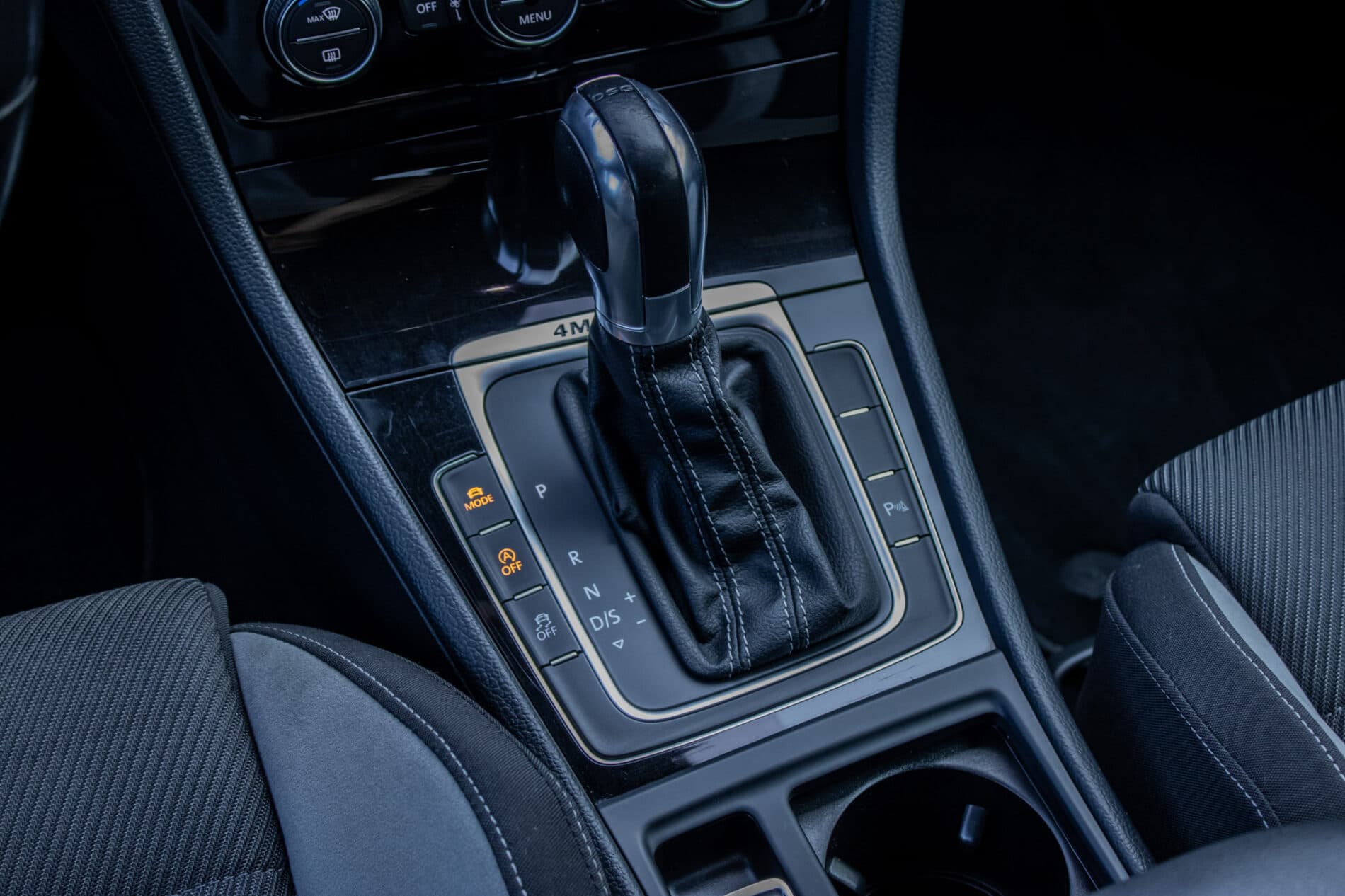 2015 Volkswagen Golf R, modrá hatchback, 136 476 km