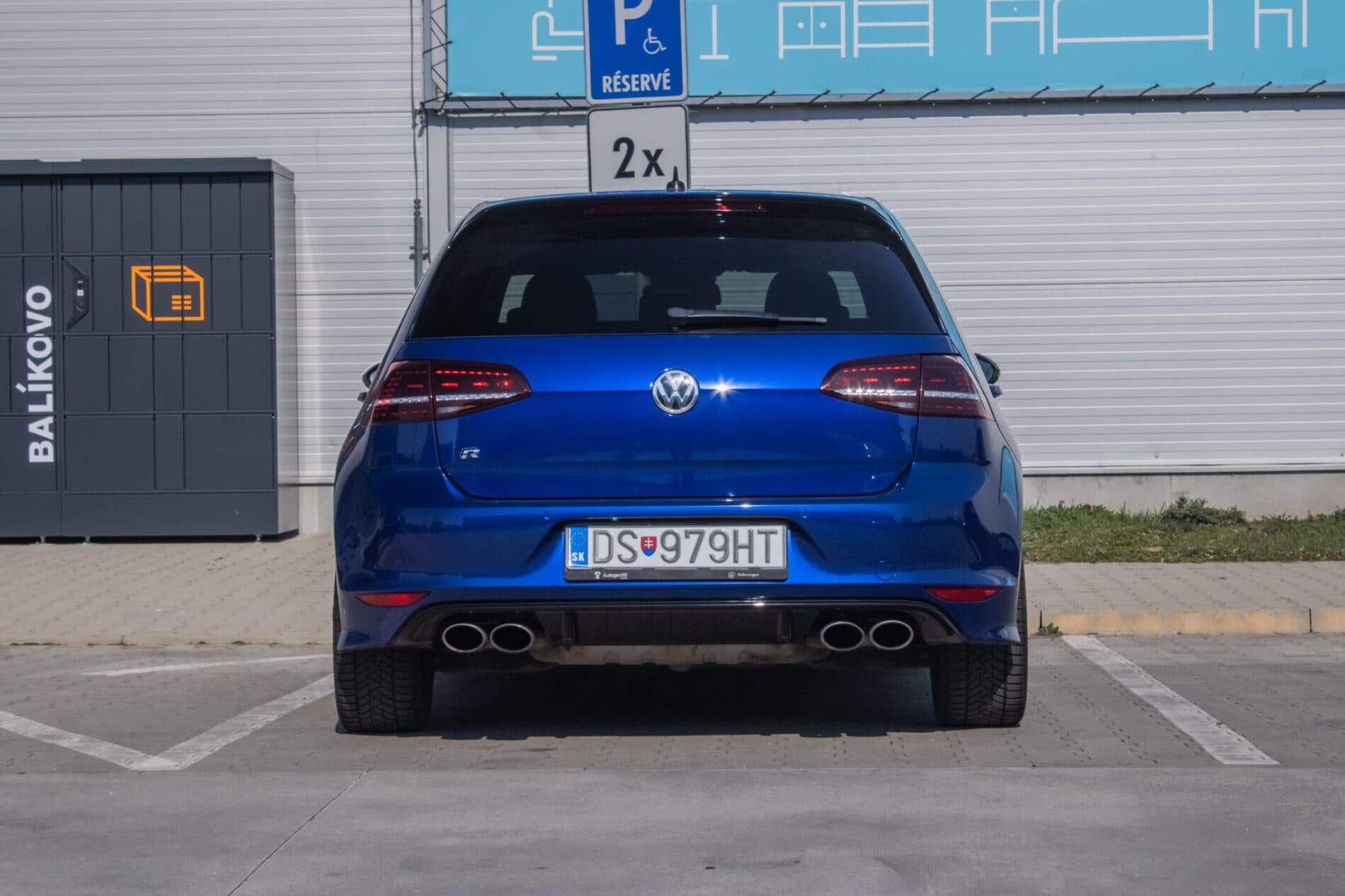 2015 Volkswagen Golf R, modrá hatchback, 136 476 km