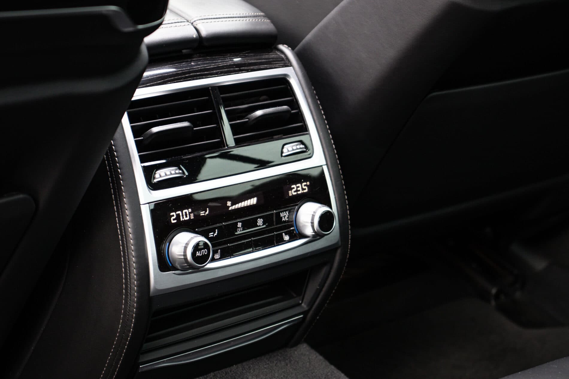 2017 BMW 740d, černá sedan, 160 013 km