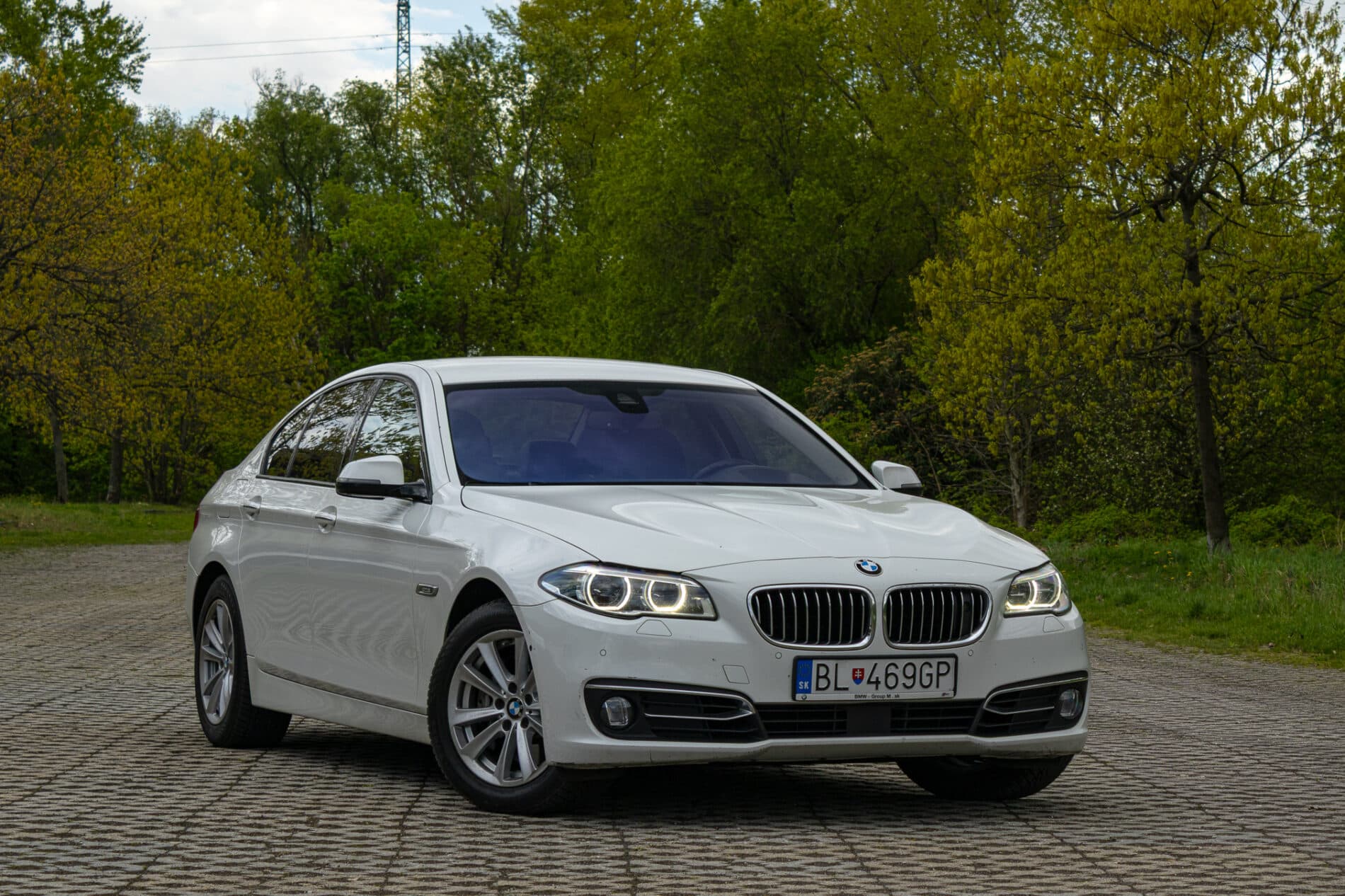 2013 BMW 530d, bílá sedan, 300 588 km