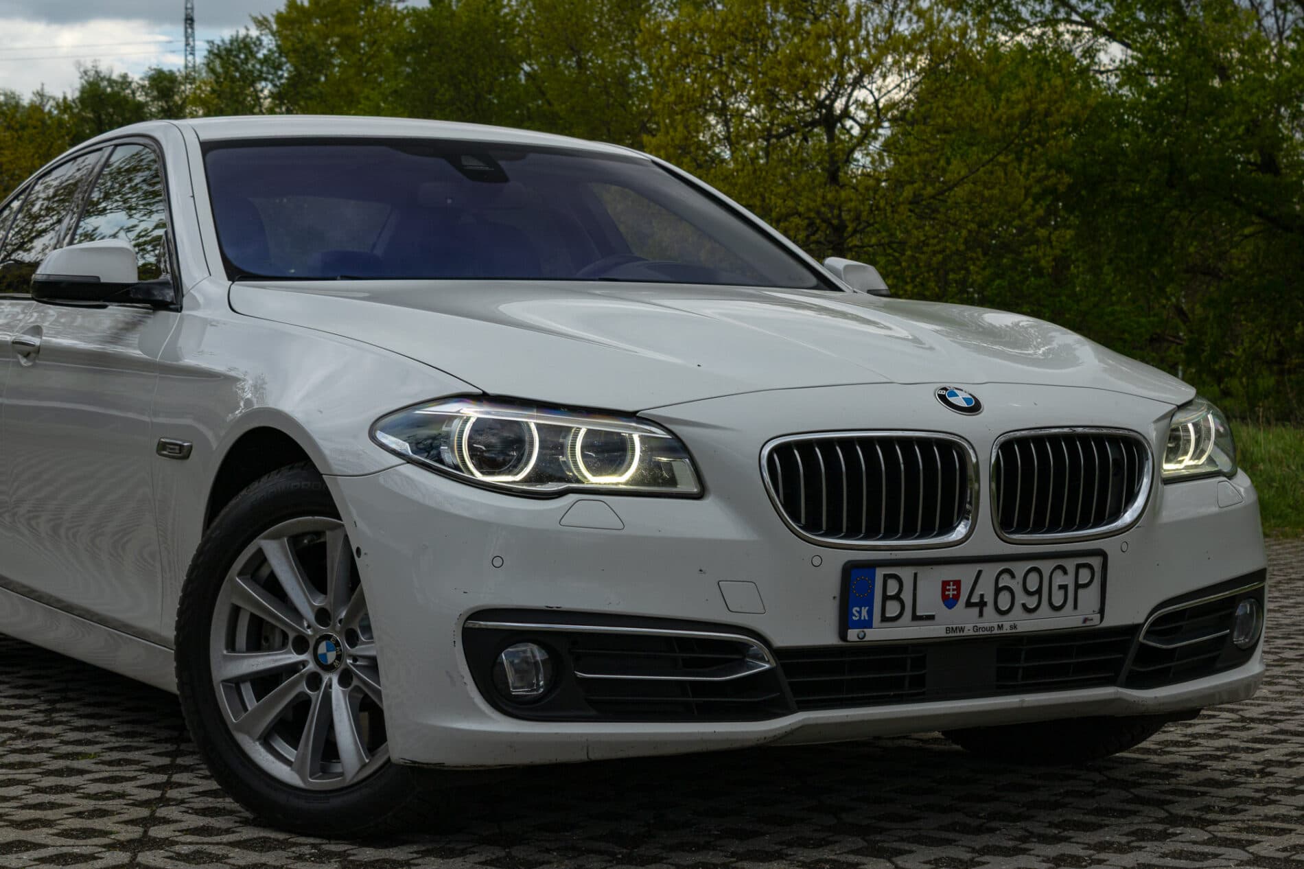 2013 BMW 530d, bílá sedan, 300 588 km