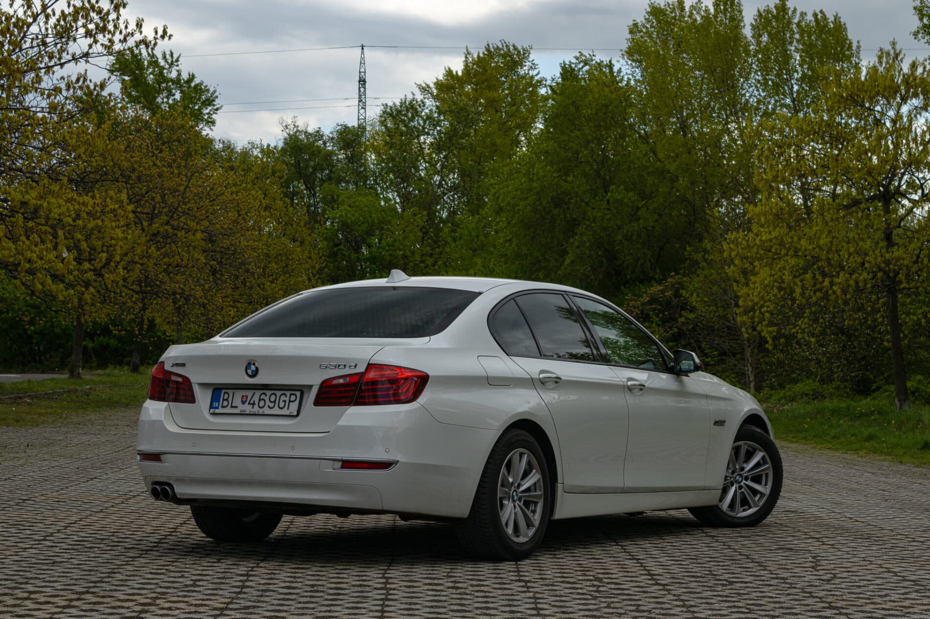 2013 BMW 530d, bílá sedan, 300 588 km