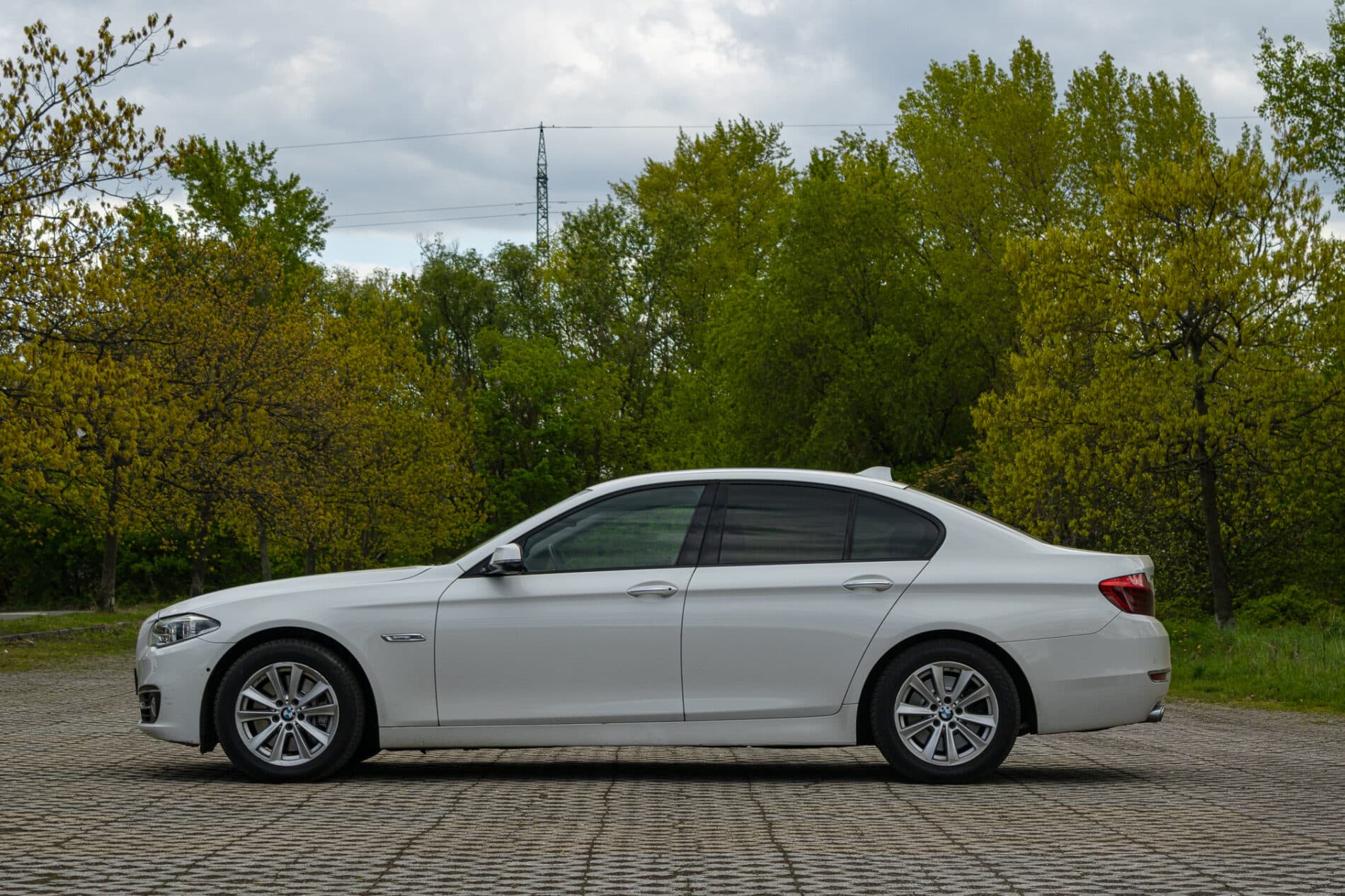 2013 BMW 530d, bílá sedan, 300 588 km