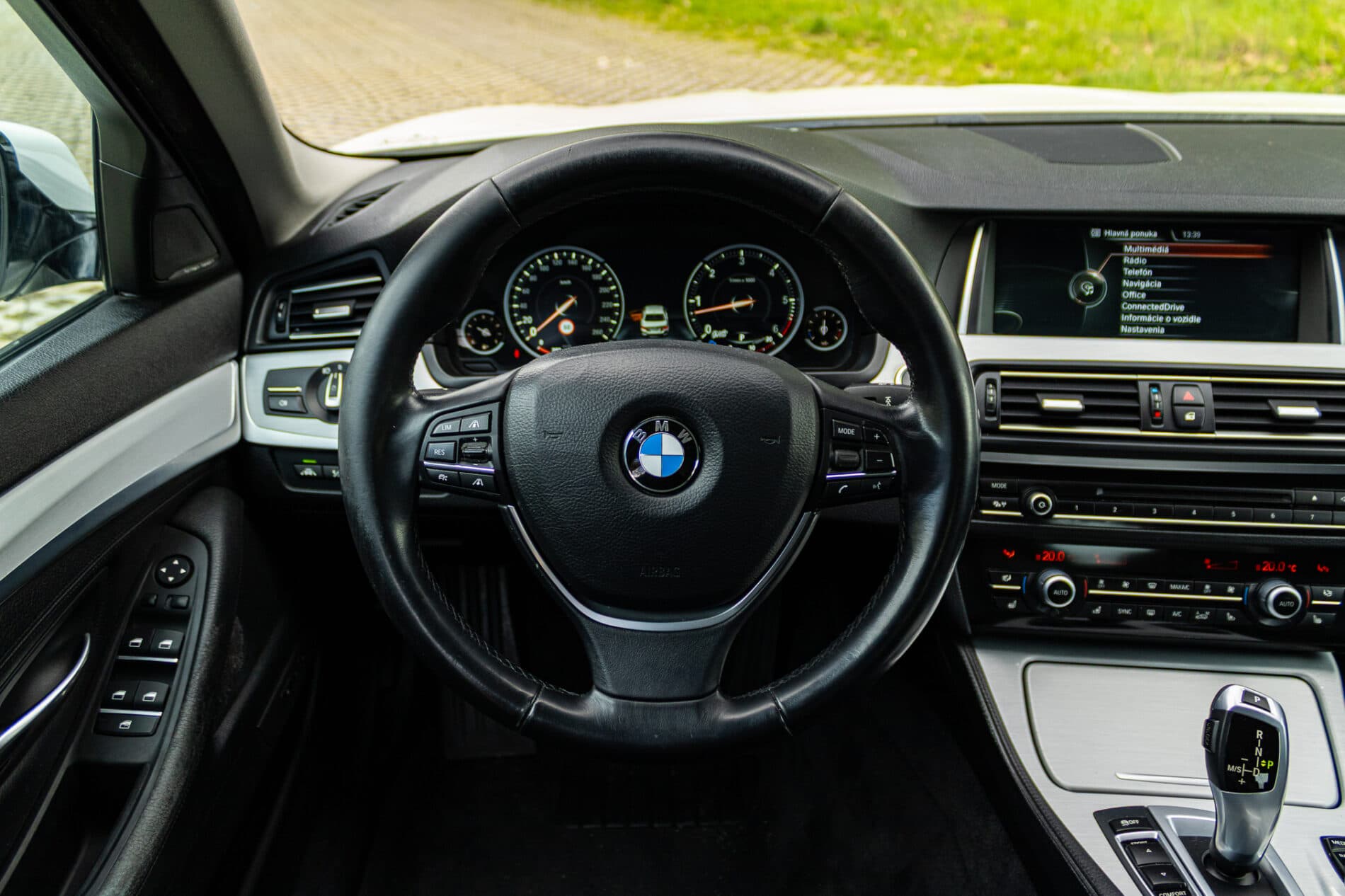 2013 BMW 530d, bílá sedan, 300 588 km