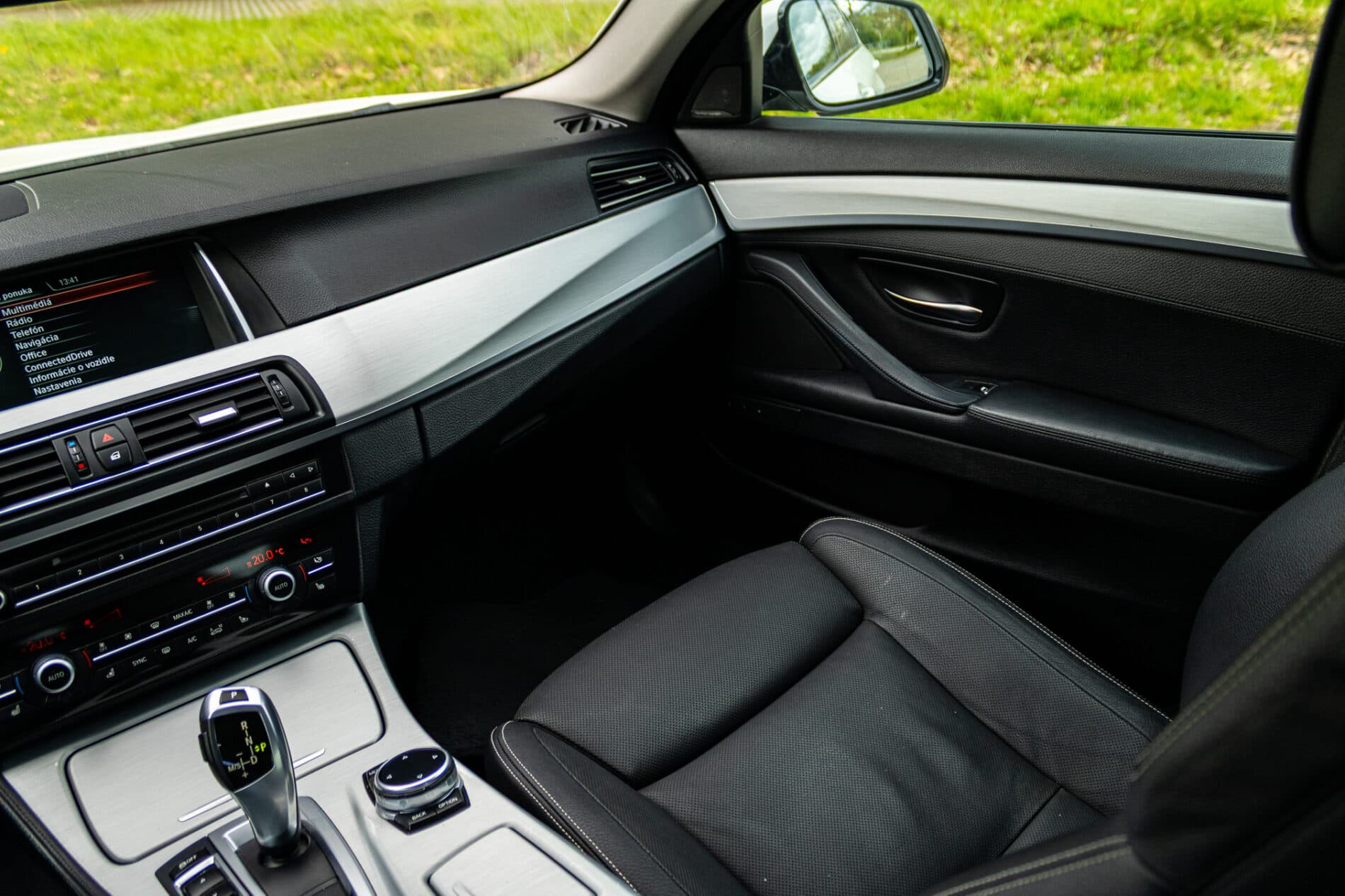 2013 BMW 530d, bílá sedan, 300 588 km