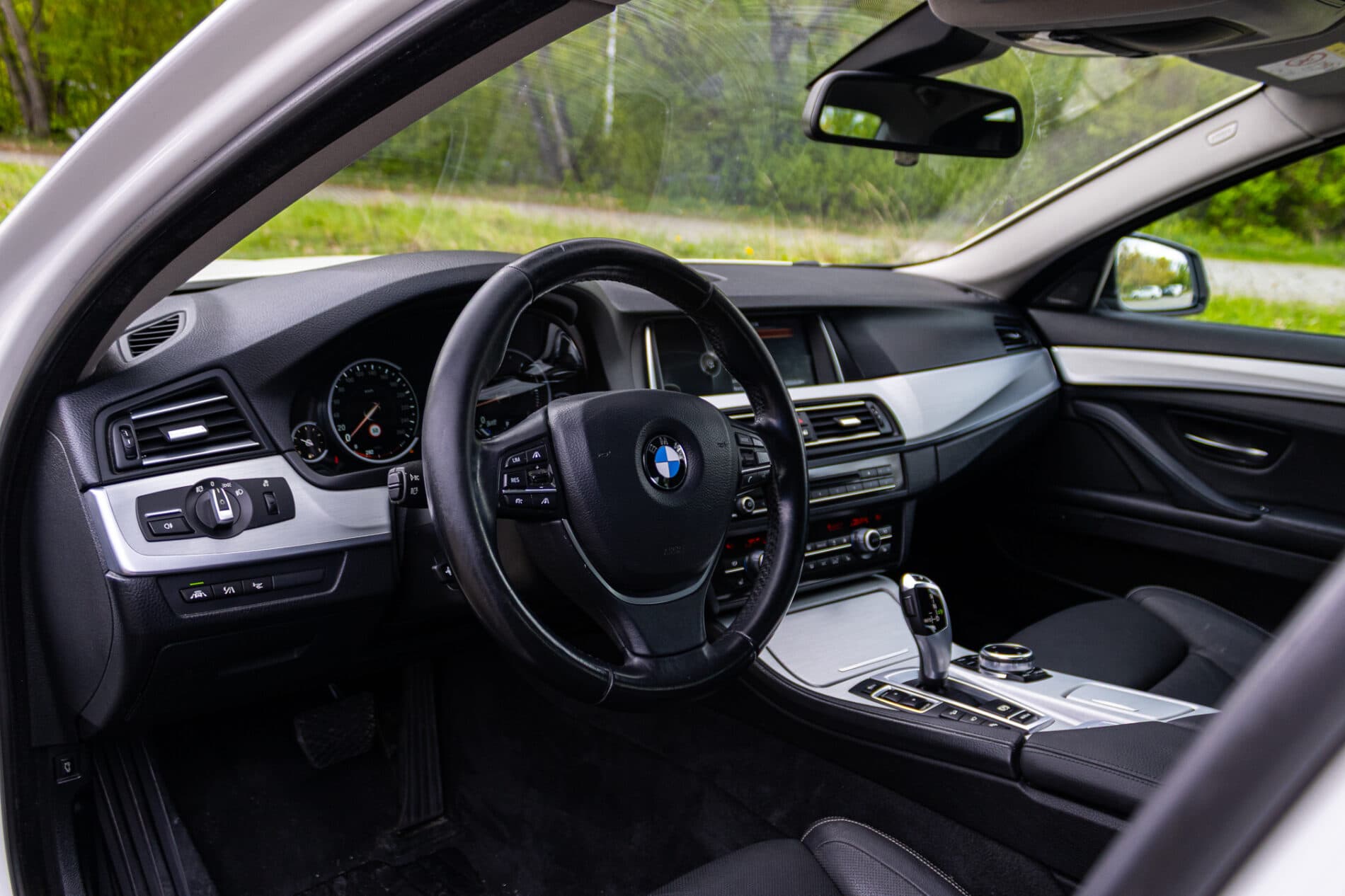 2013 BMW 530d, bílá sedan, 300 588 km