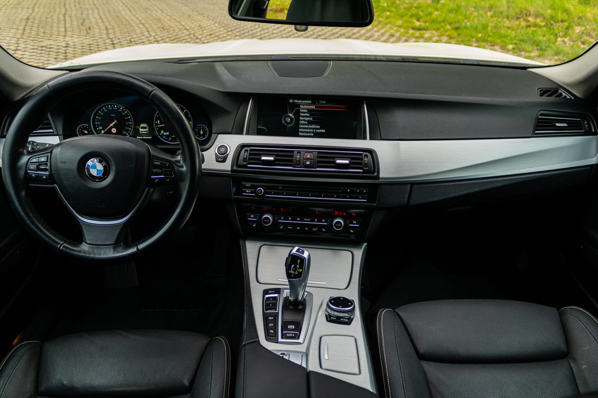2013 BMW 530d, bílá sedan, 300 588 km