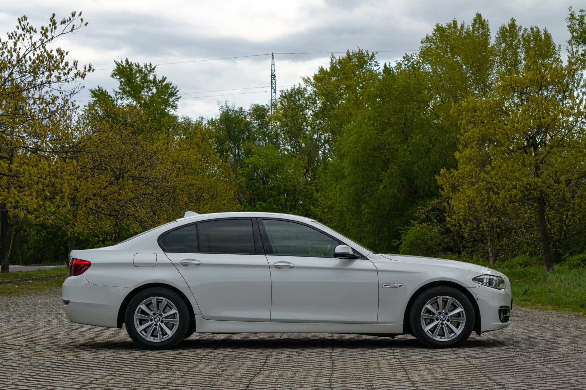 2013 BMW 530d, bílá sedan, 300 588 km