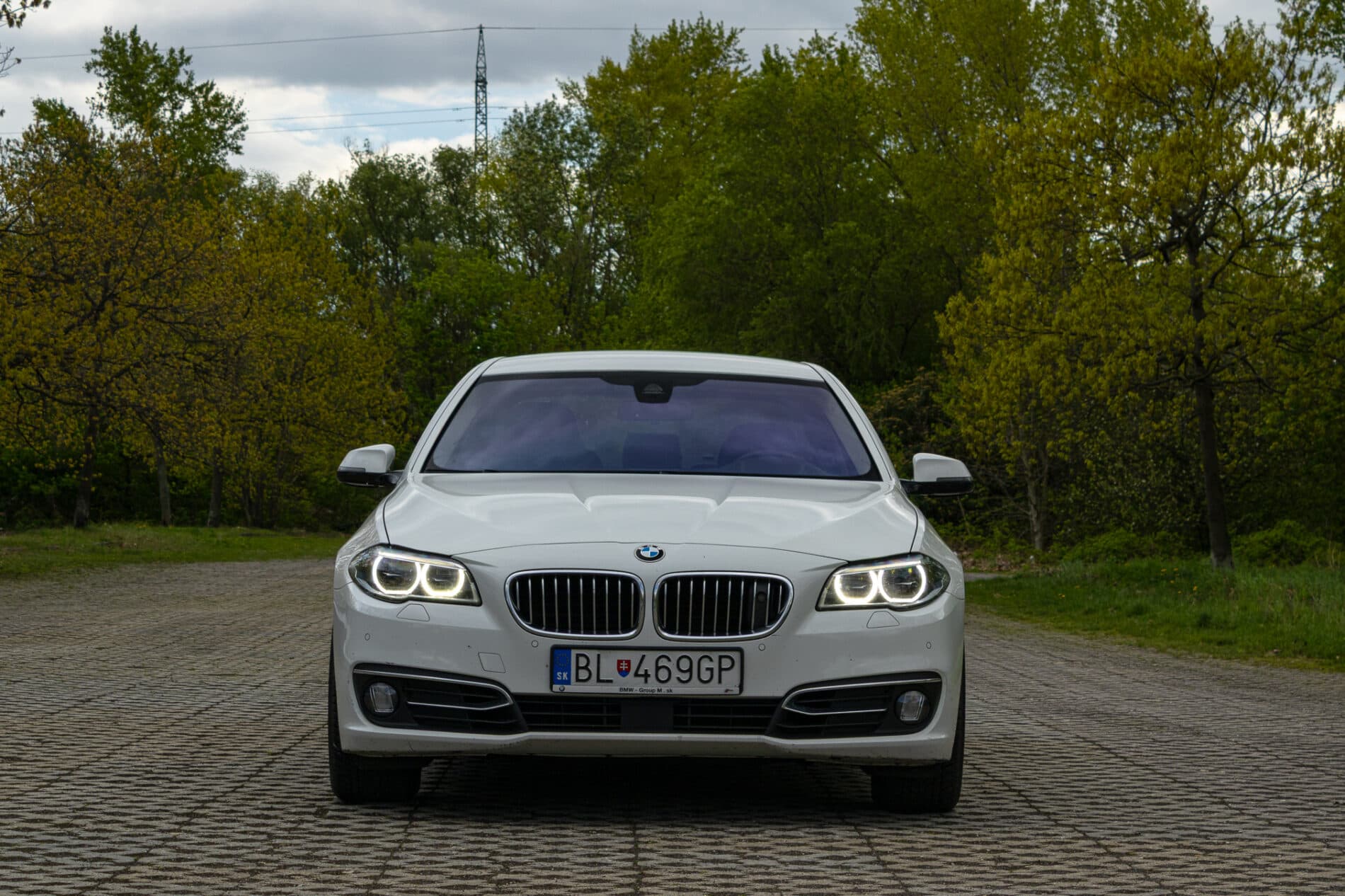 2013 BMW 530d, bílá sedan, 300 588 km