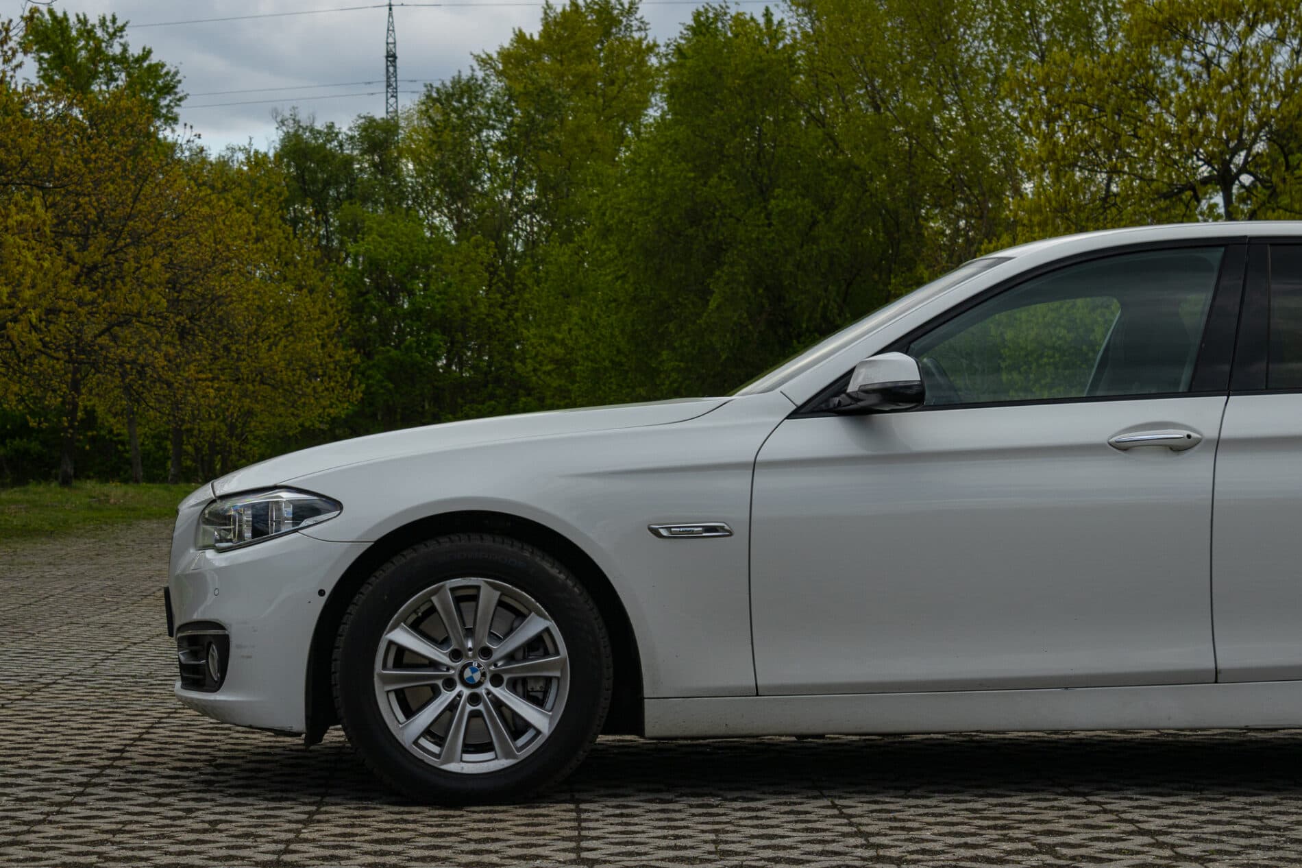 2013 BMW 530d, bílá sedan, 300 588 km