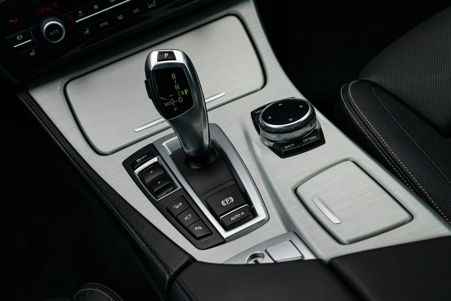 2013 BMW 530d, bílá sedan, 300 588 km