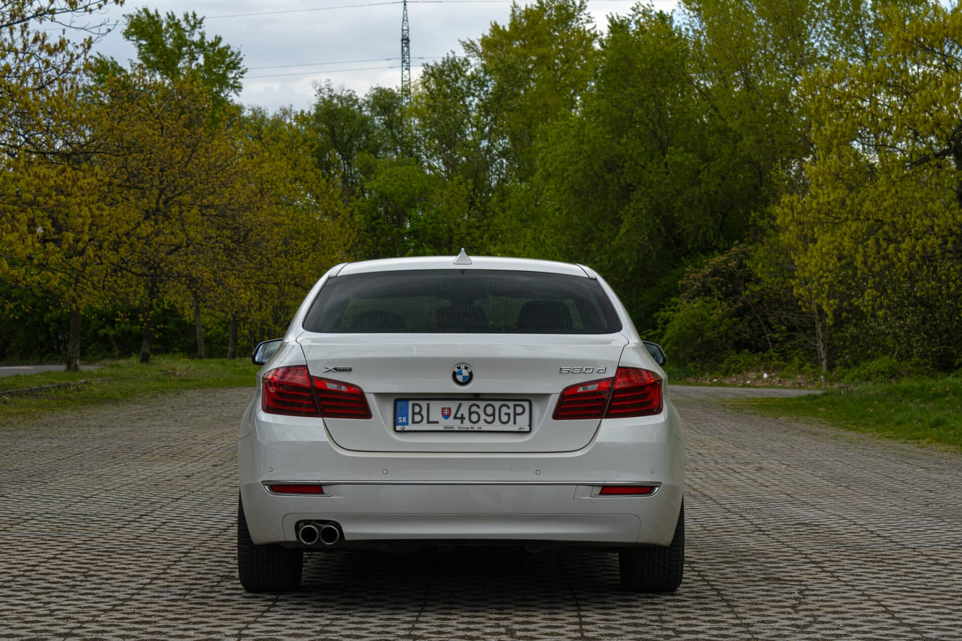 2013 BMW 530d, bílá sedan, 300 588 km
