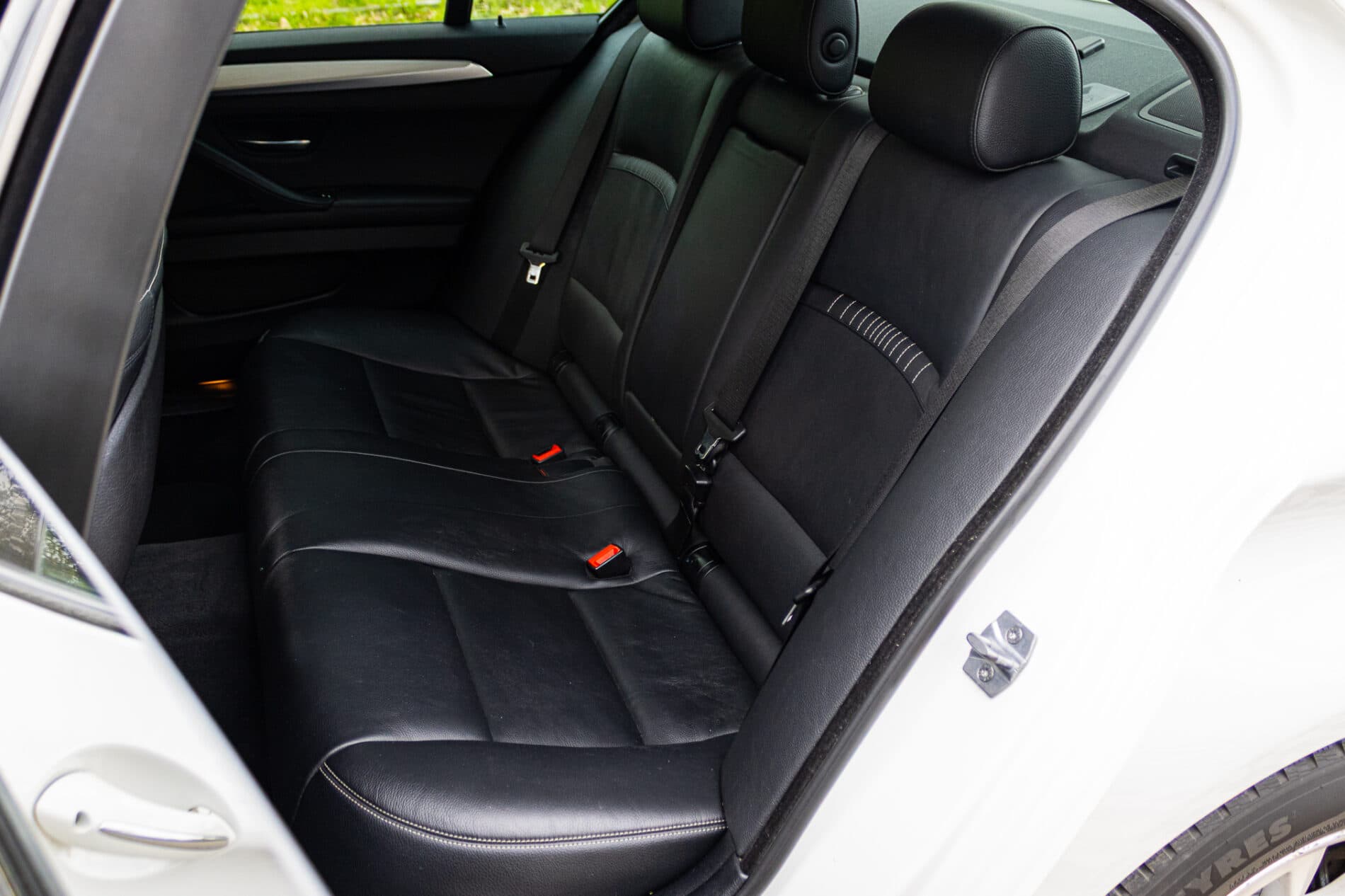 2013 BMW 530d, bílá sedan, 300 588 km