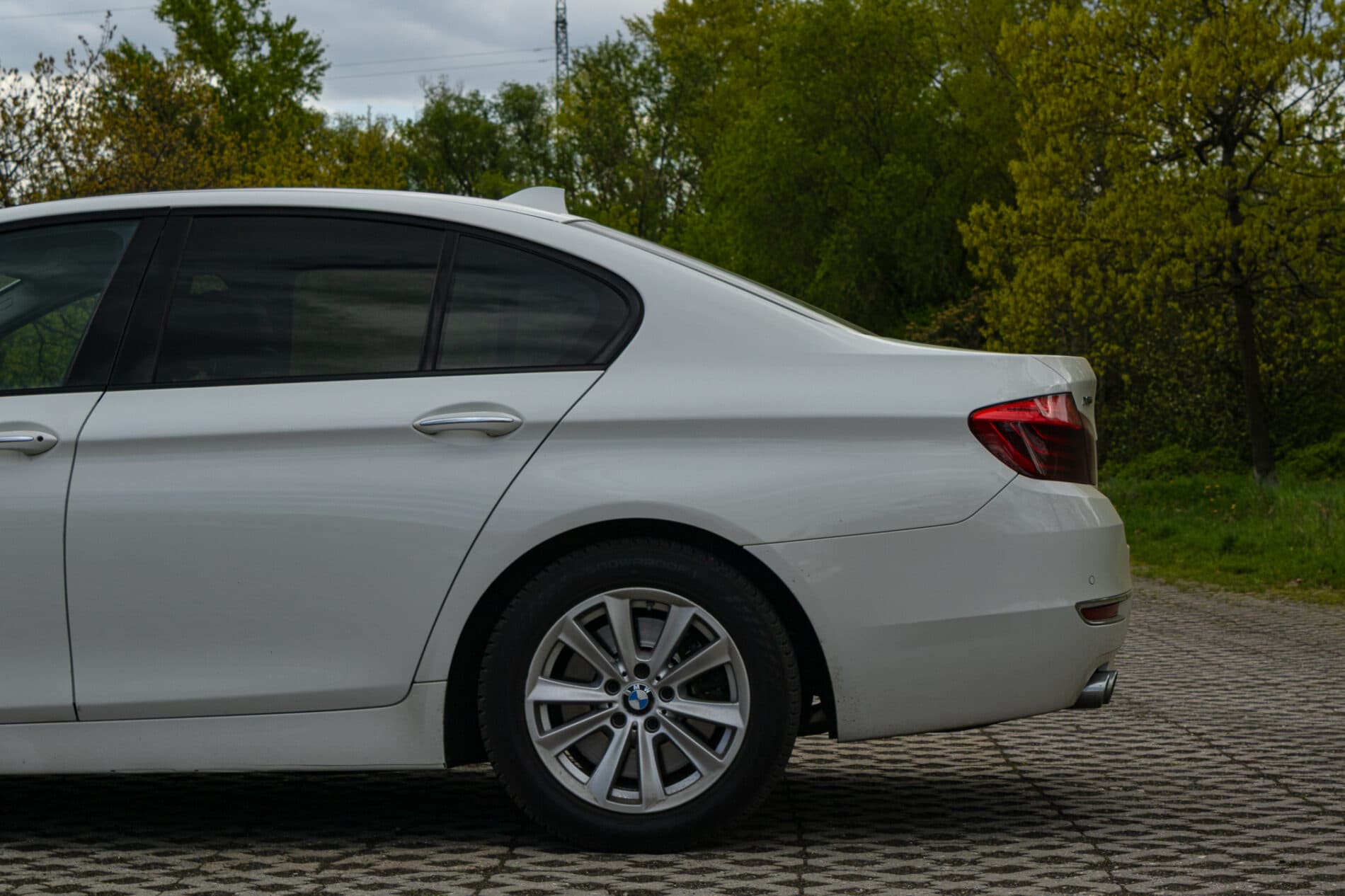 2013 BMW 530d, bílá sedan, 300 588 km