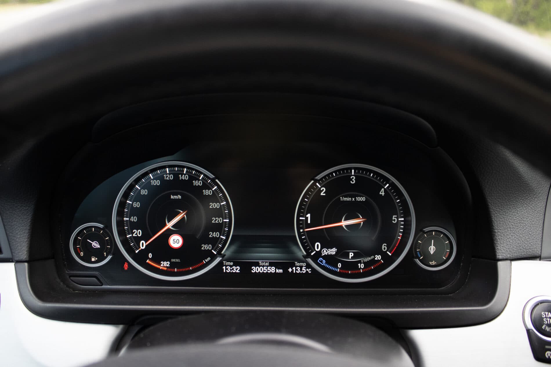 2013 BMW 530d, bílá sedan, 300 588 km