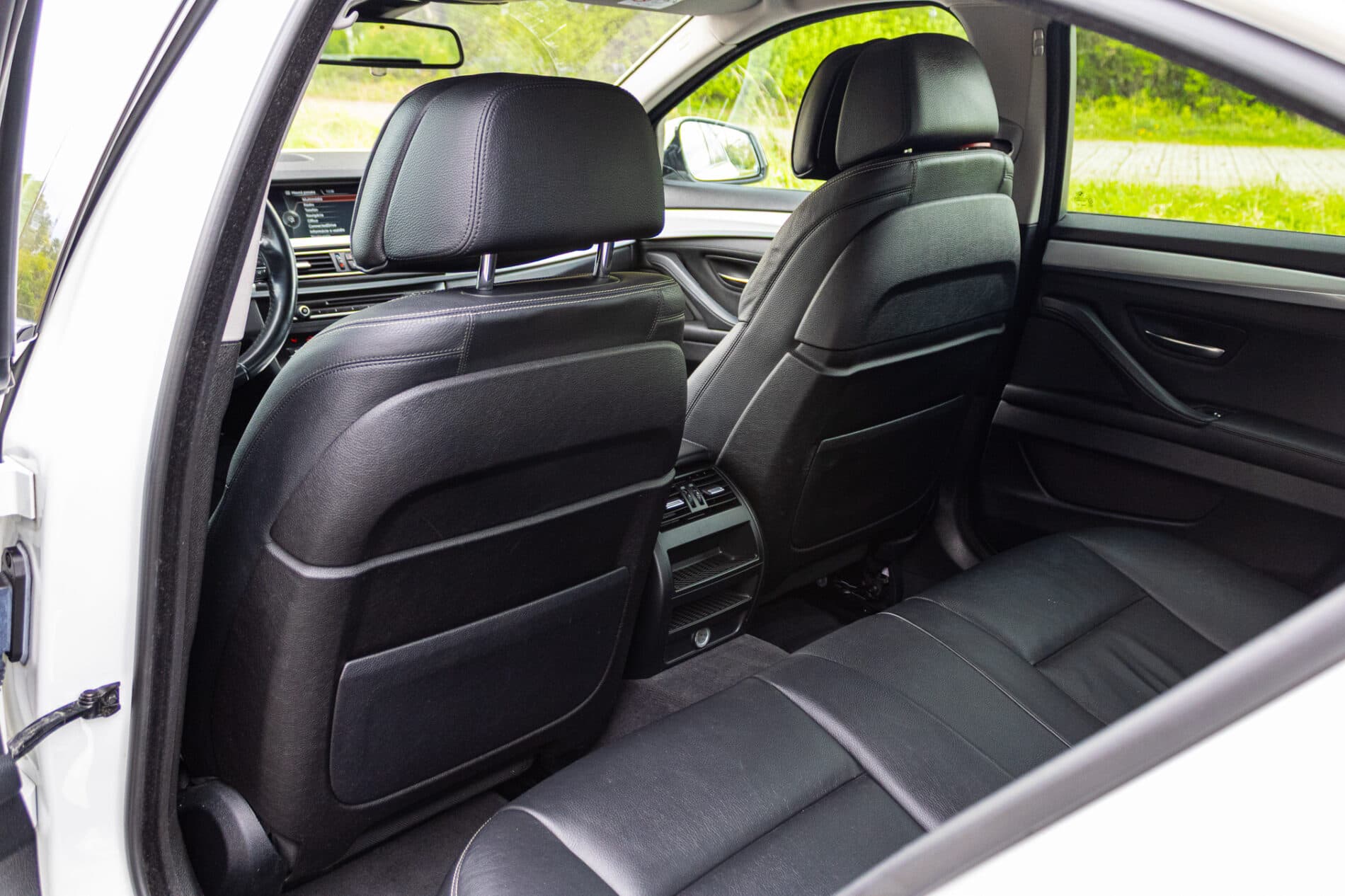 2013 BMW 530d, bílá sedan, 300 588 km