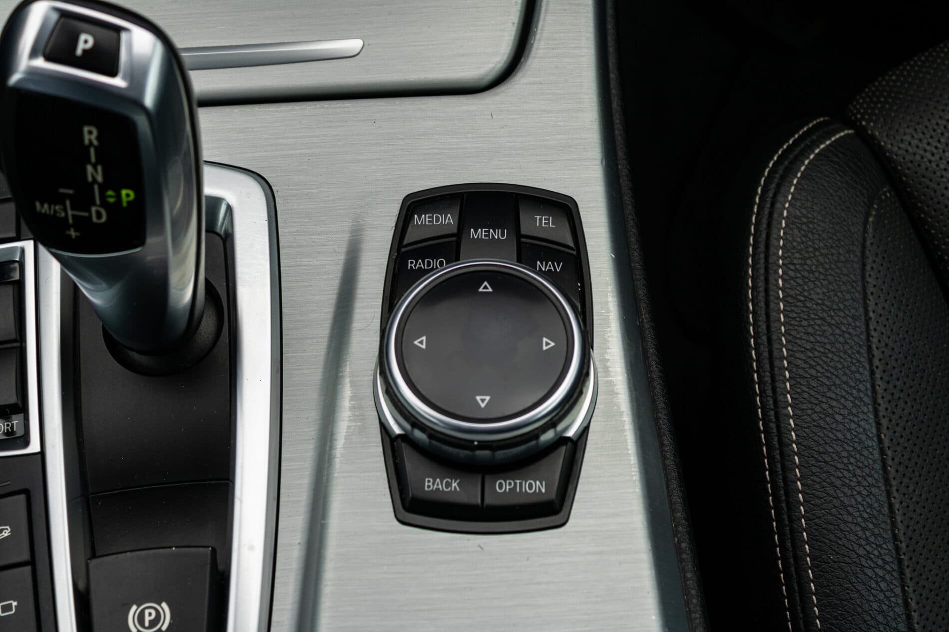 2013 BMW 530d, bílá sedan, 300 588 km