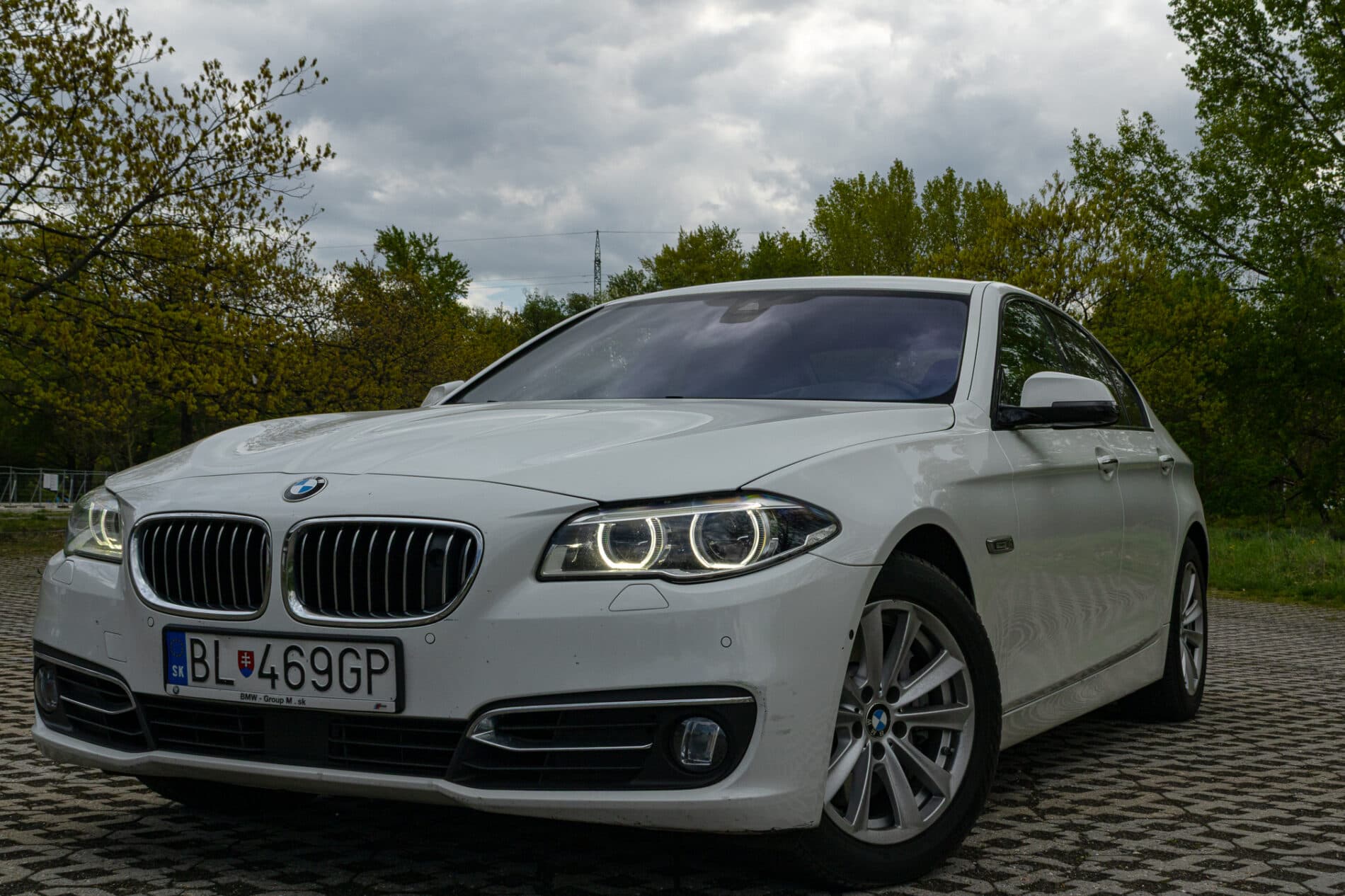 2013 BMW 530d, bílá sedan, 300 588 km