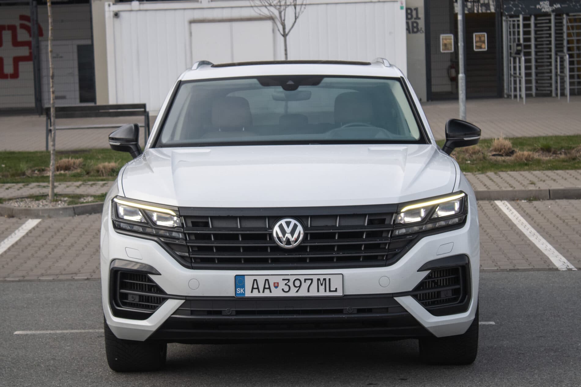 2019 Volkswagen Touareg, bílá suv, 136 410 km
