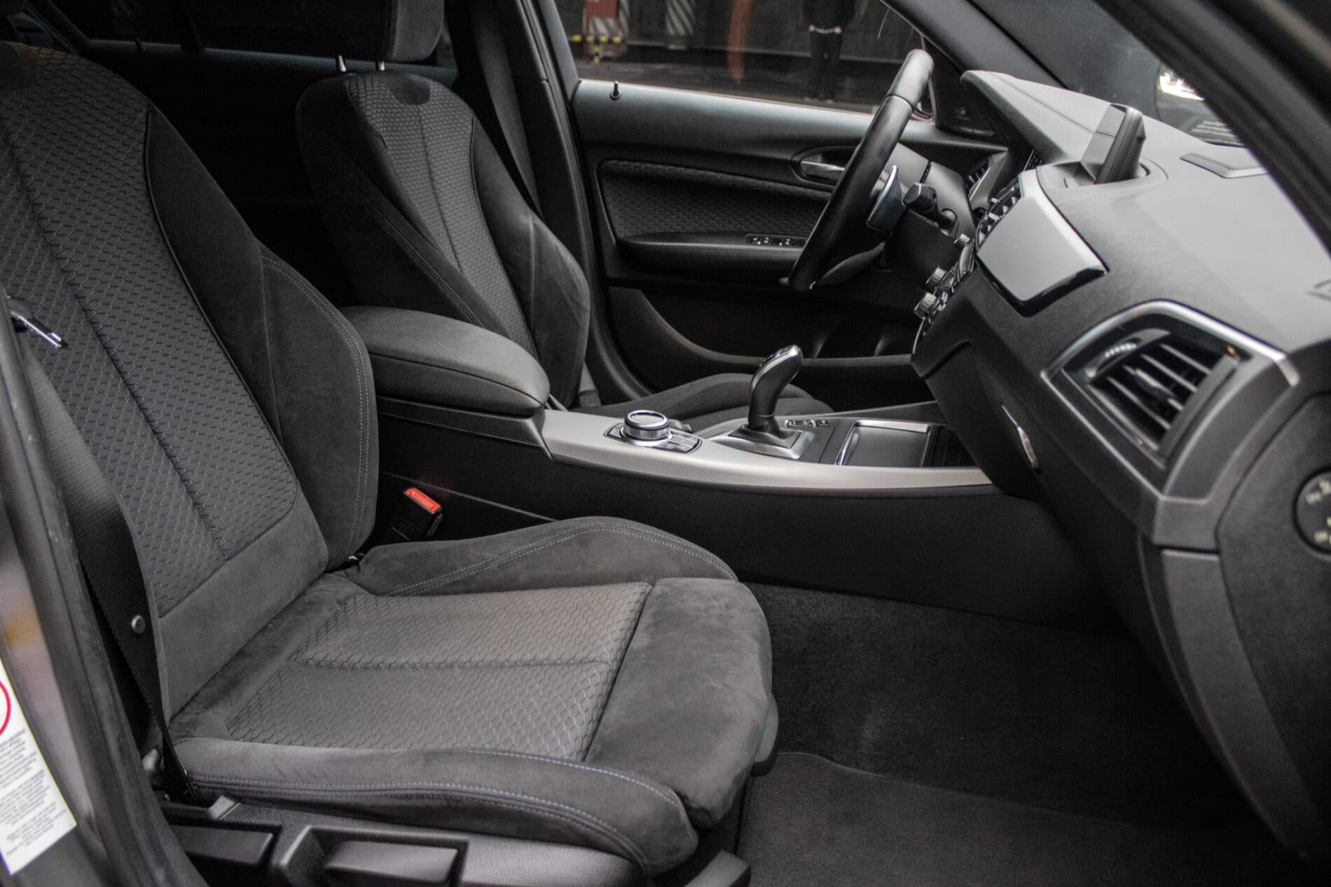 2018 BMW M140i, šedá hatchback, 144 720 km