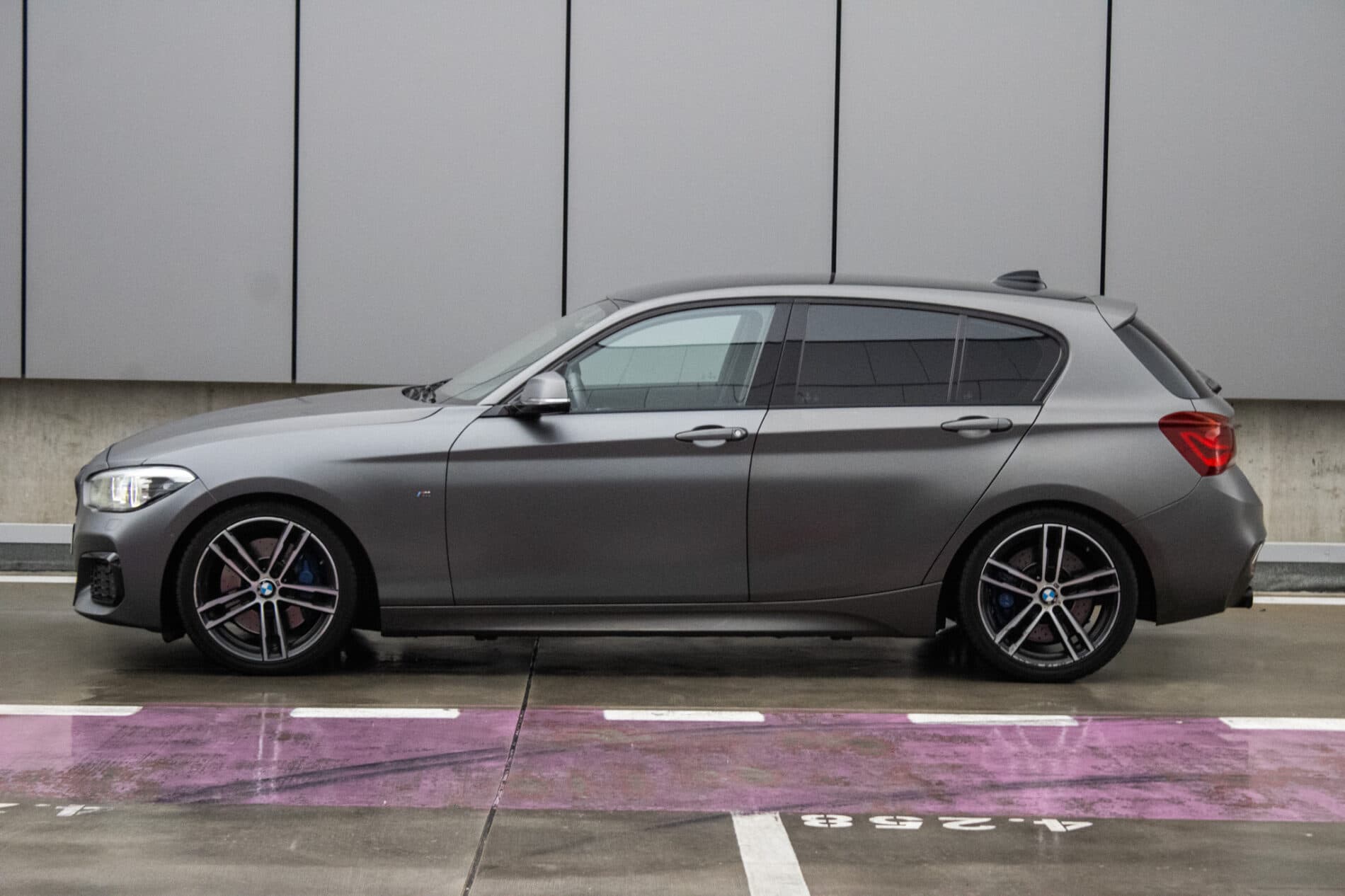 2018 BMW M140i, šedá hatchback, 144 720 km