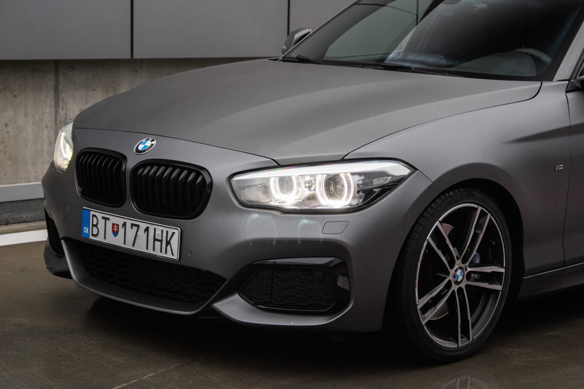 2018 BMW M140i, šedá hatchback, 144 720 km