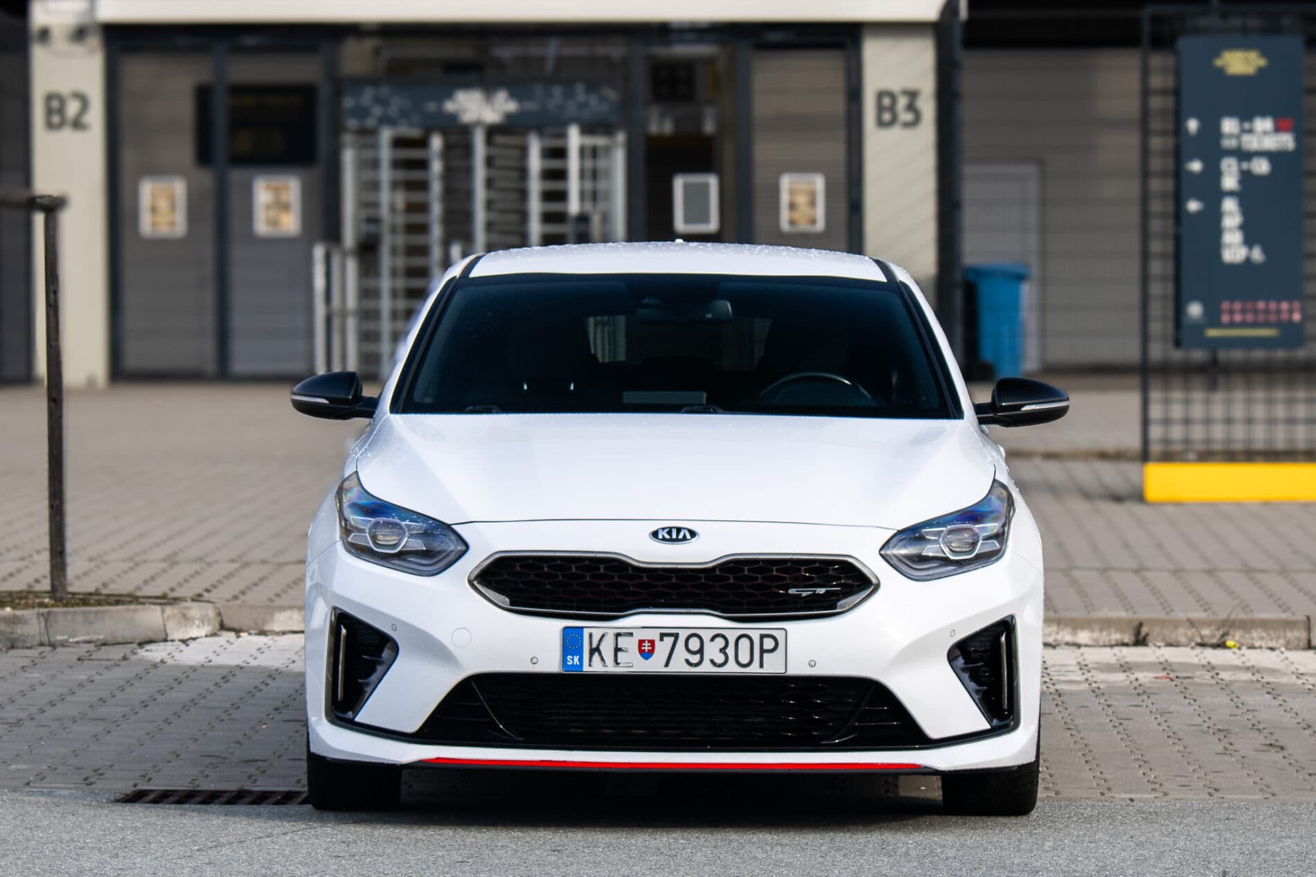 2019 Kia ProCeed GT, bílá hatchback, 115 981 km