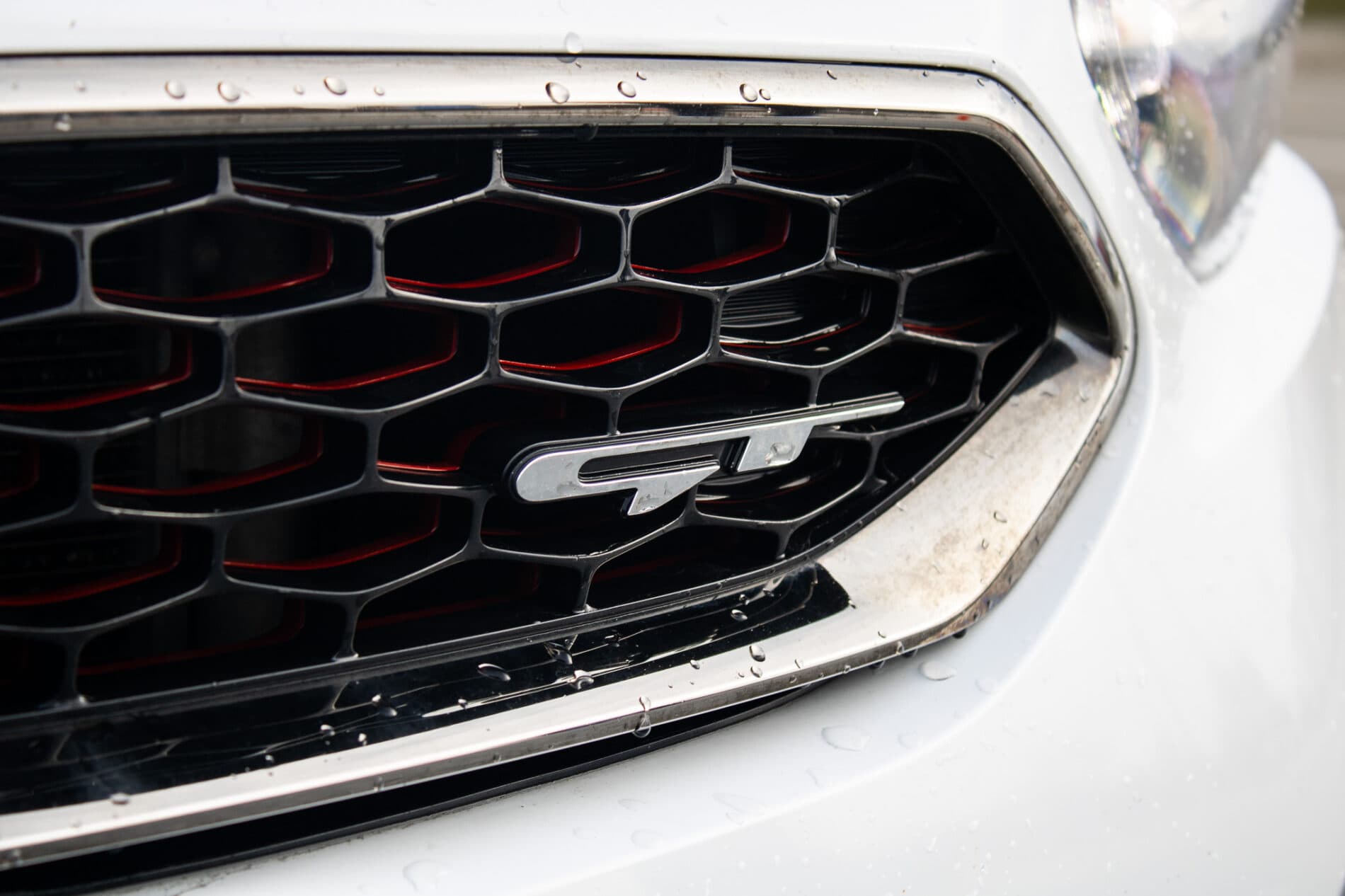 2019 Kia ProCeed GT, bílá hatchback, 115 981 km