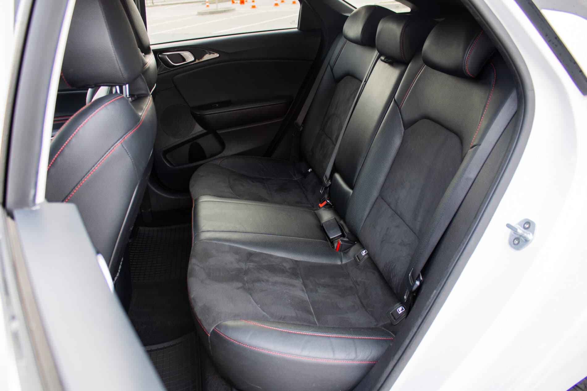 2019 Kia ProCeed GT, bílá hatchback, 115 981 km