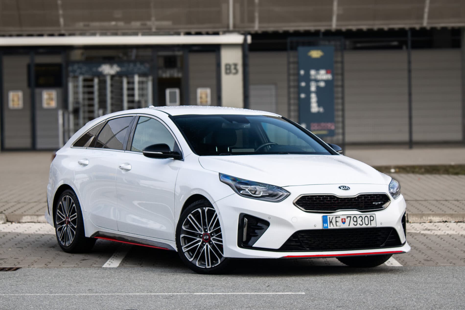 2019 Kia ProCeed GT, bílá hatchback, 115 981 km