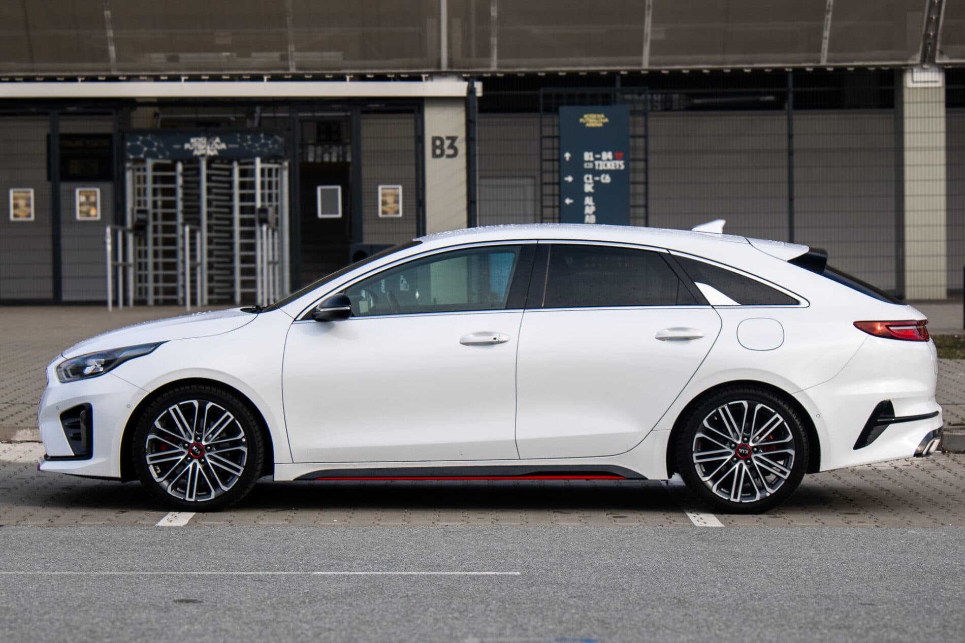 2019 Kia ProCeed GT, bílá hatchback, 115 981 km