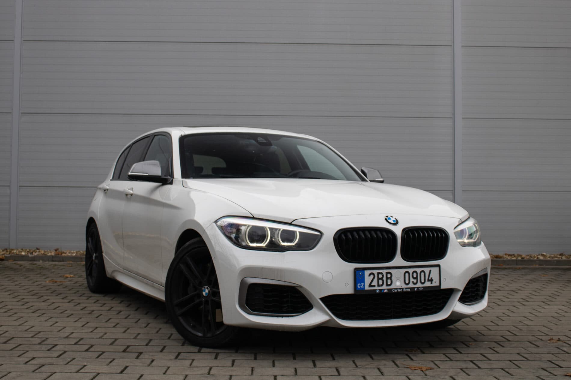 2019 BMW M140i, bílá hatchback, 128 000 km