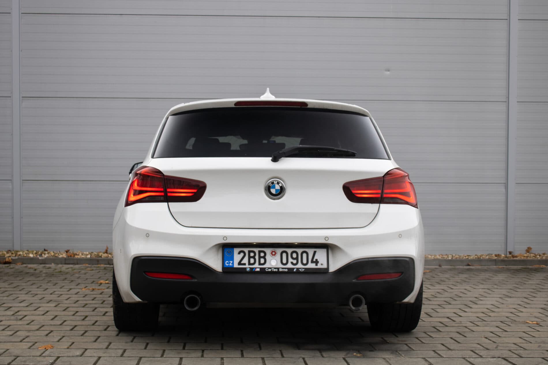 2019 BMW M140i, bílá hatchback, 128 000 km