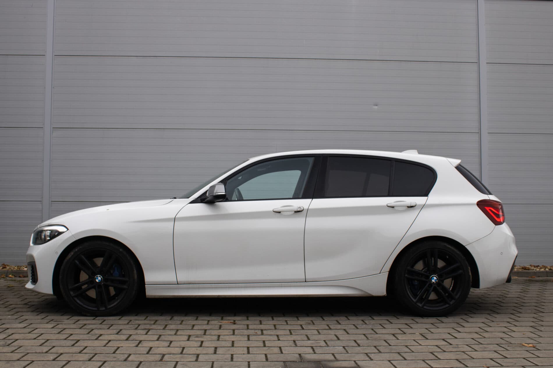 2019 BMW M140i, bílá hatchback, 128 000 km