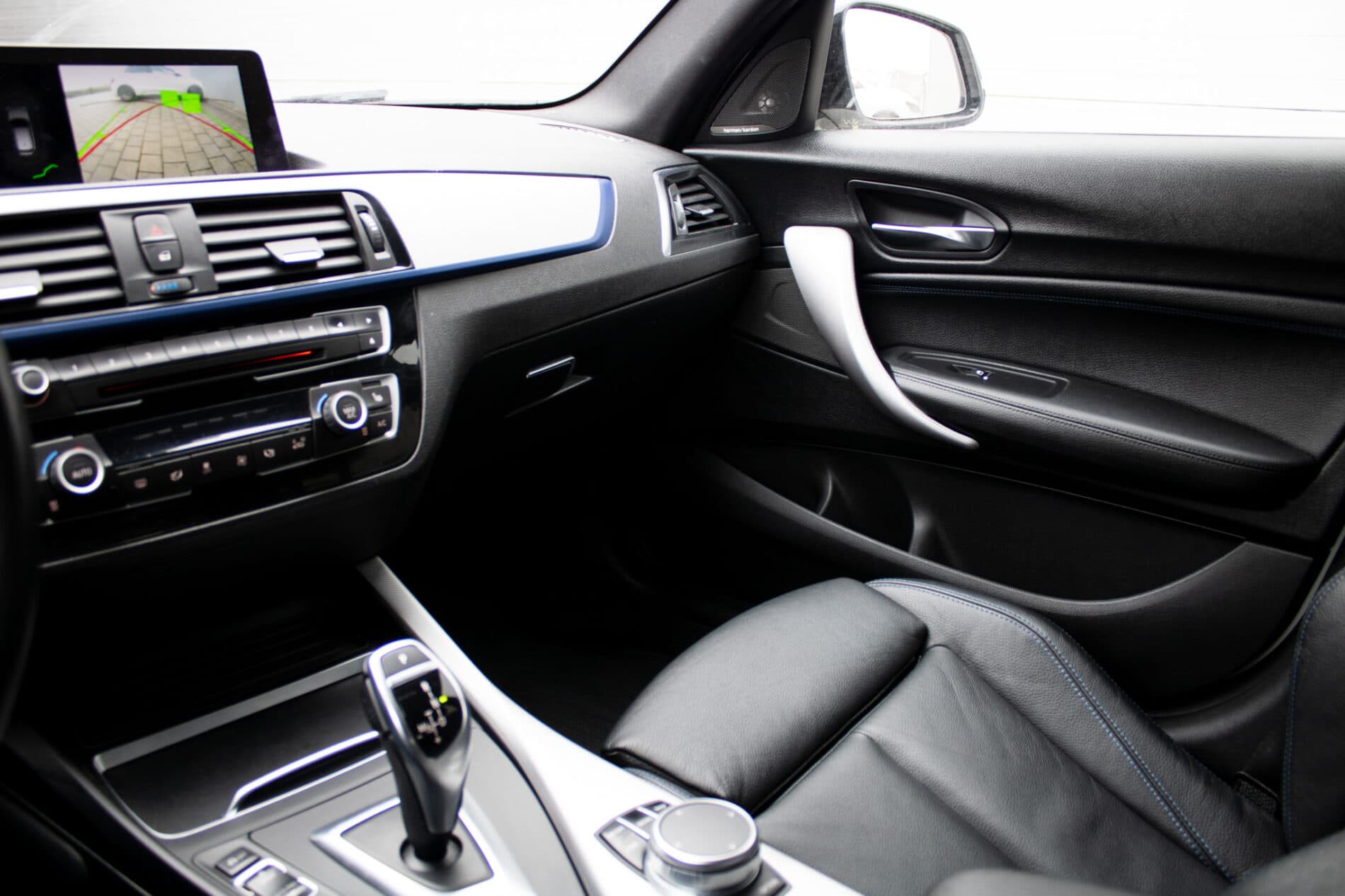 2019 BMW M140i, bílá hatchback, 128 000 km