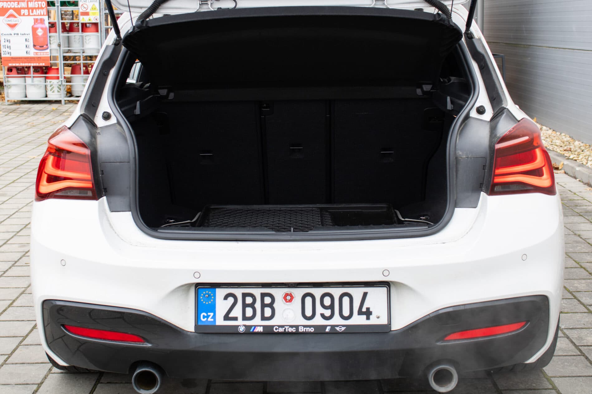 2019 BMW M140i, bílá hatchback, 128 000 km