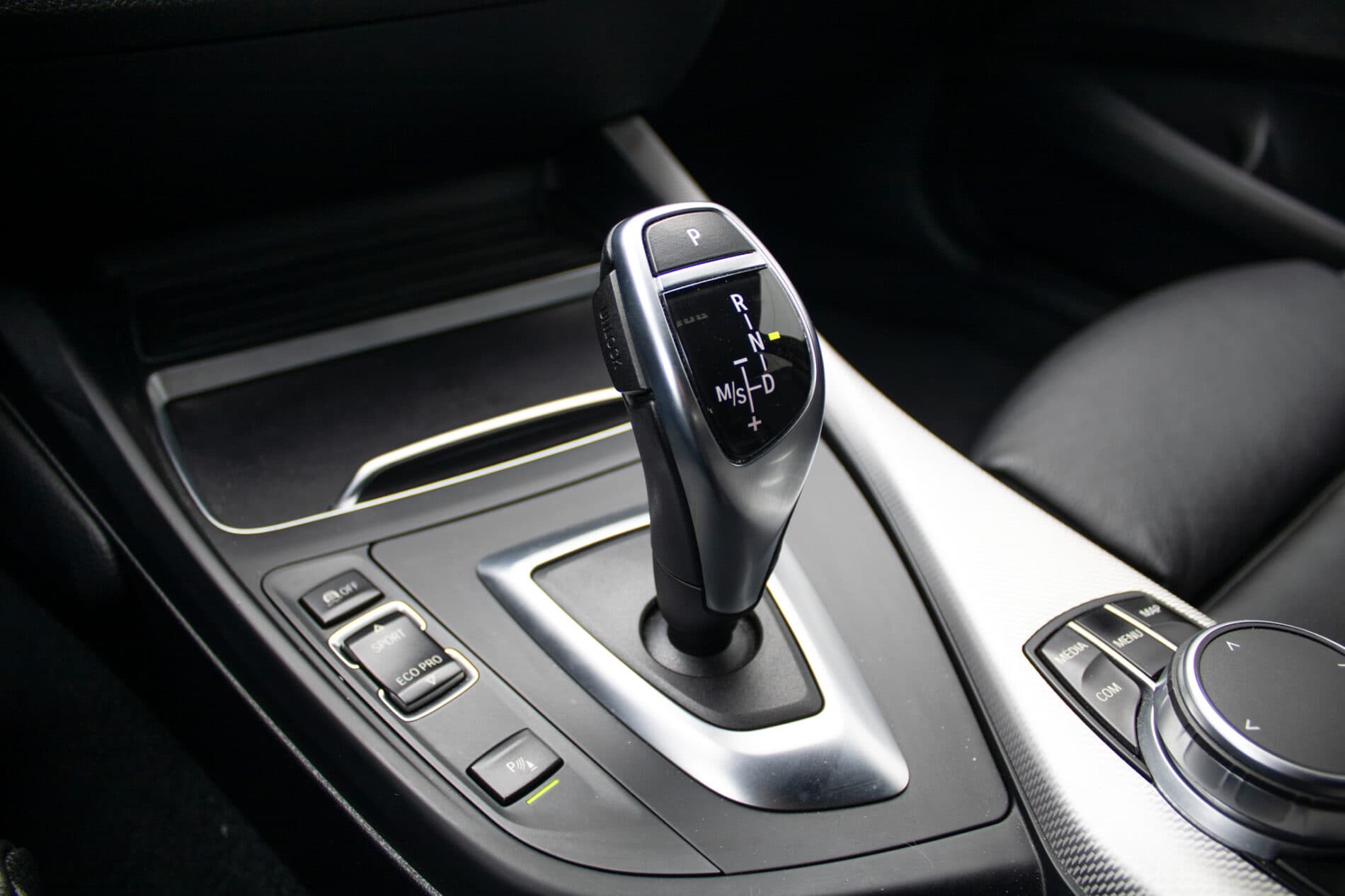 2019 BMW M140i, bílá hatchback, 128 000 km