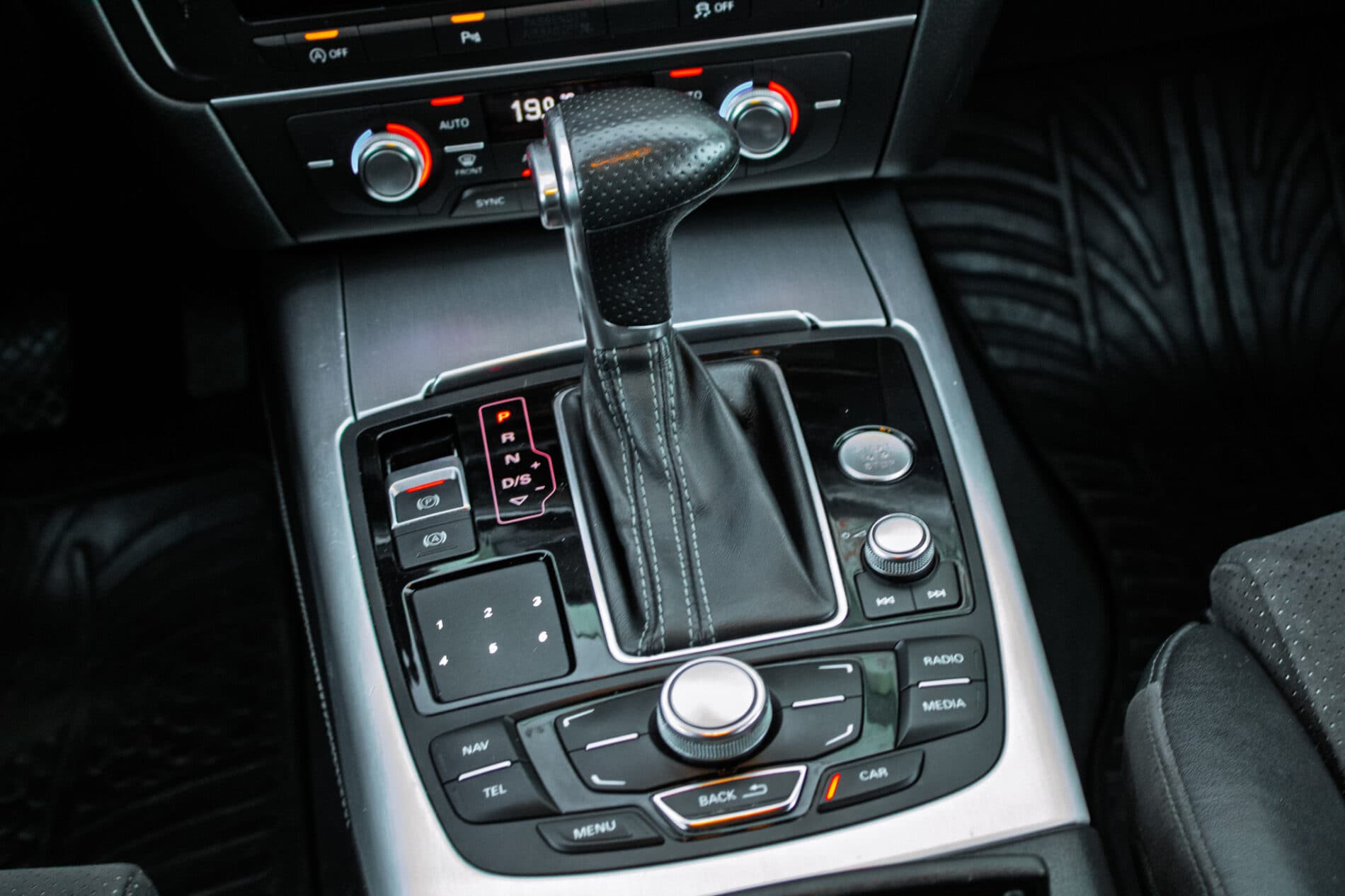 2013 AUDI A6, šedá kombi, 292 886 km