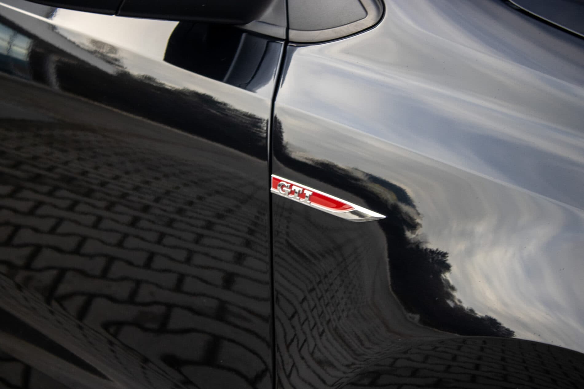 2016 Volkswagen Polo GTI, černá hatchback, 49 625 km
